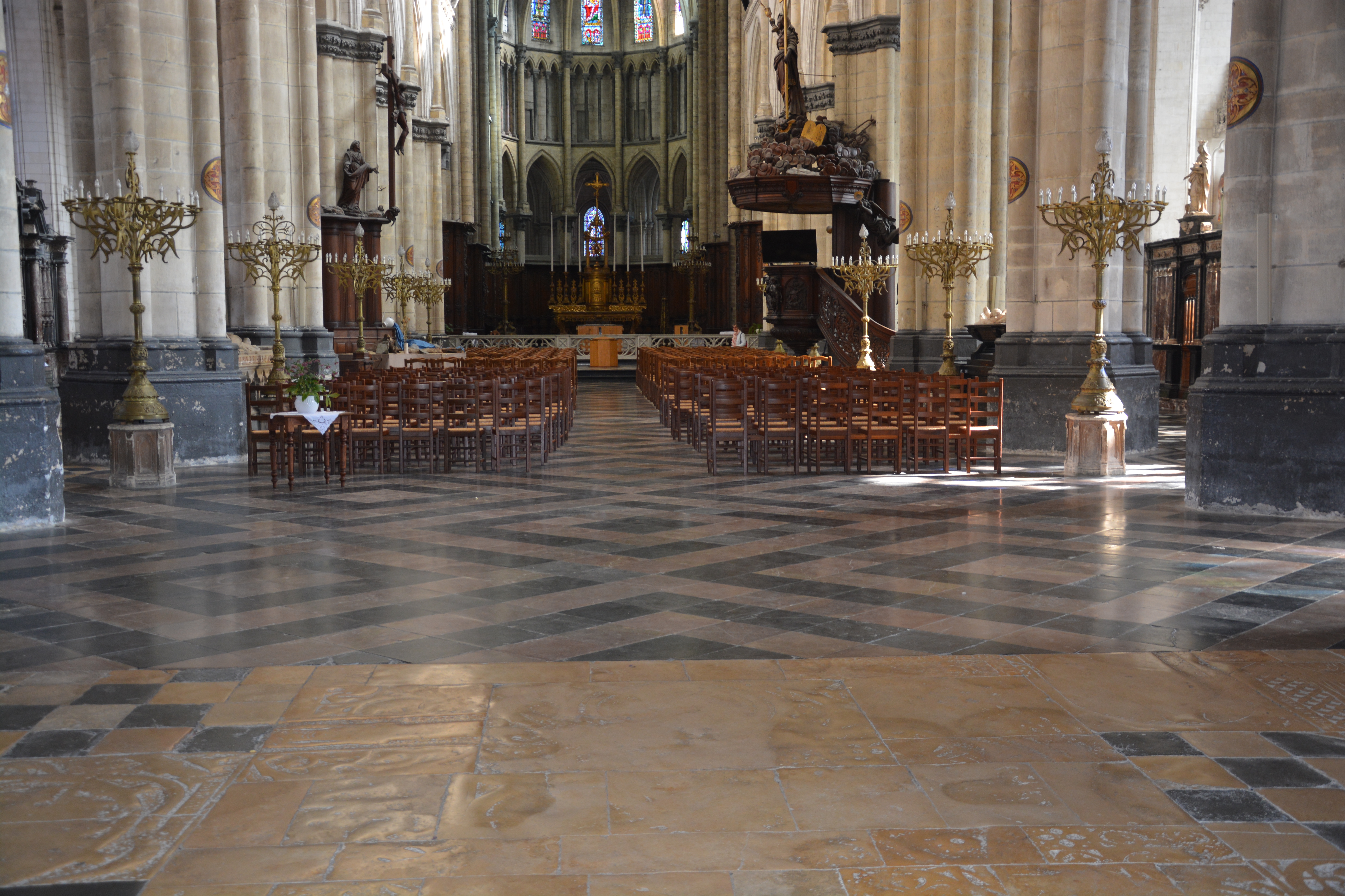 Cathédrale de Saint-Omer -  dallage de la NEF travée A02