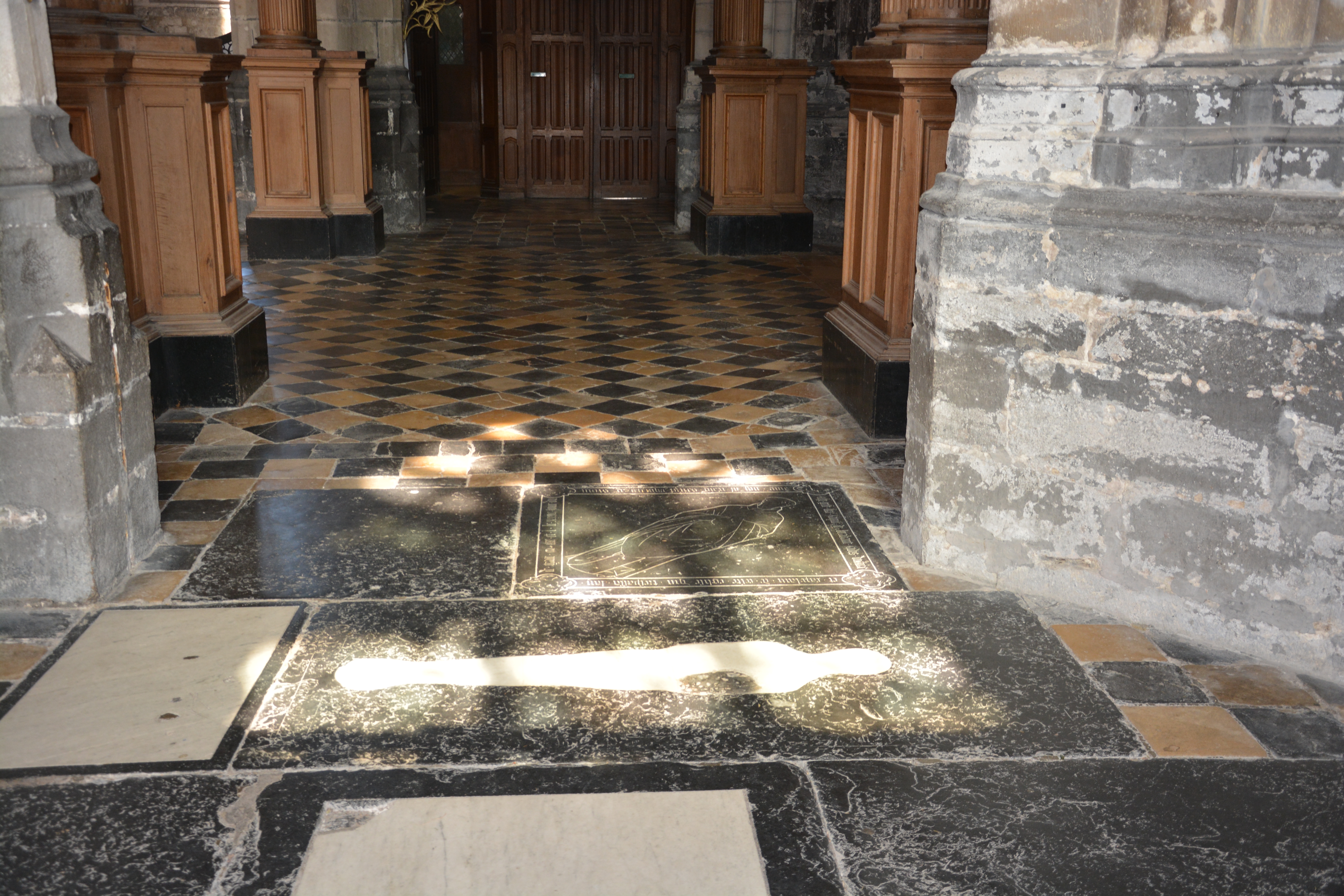 Cathédrale de Saint-Omer -  dallage de la NEF travée A02