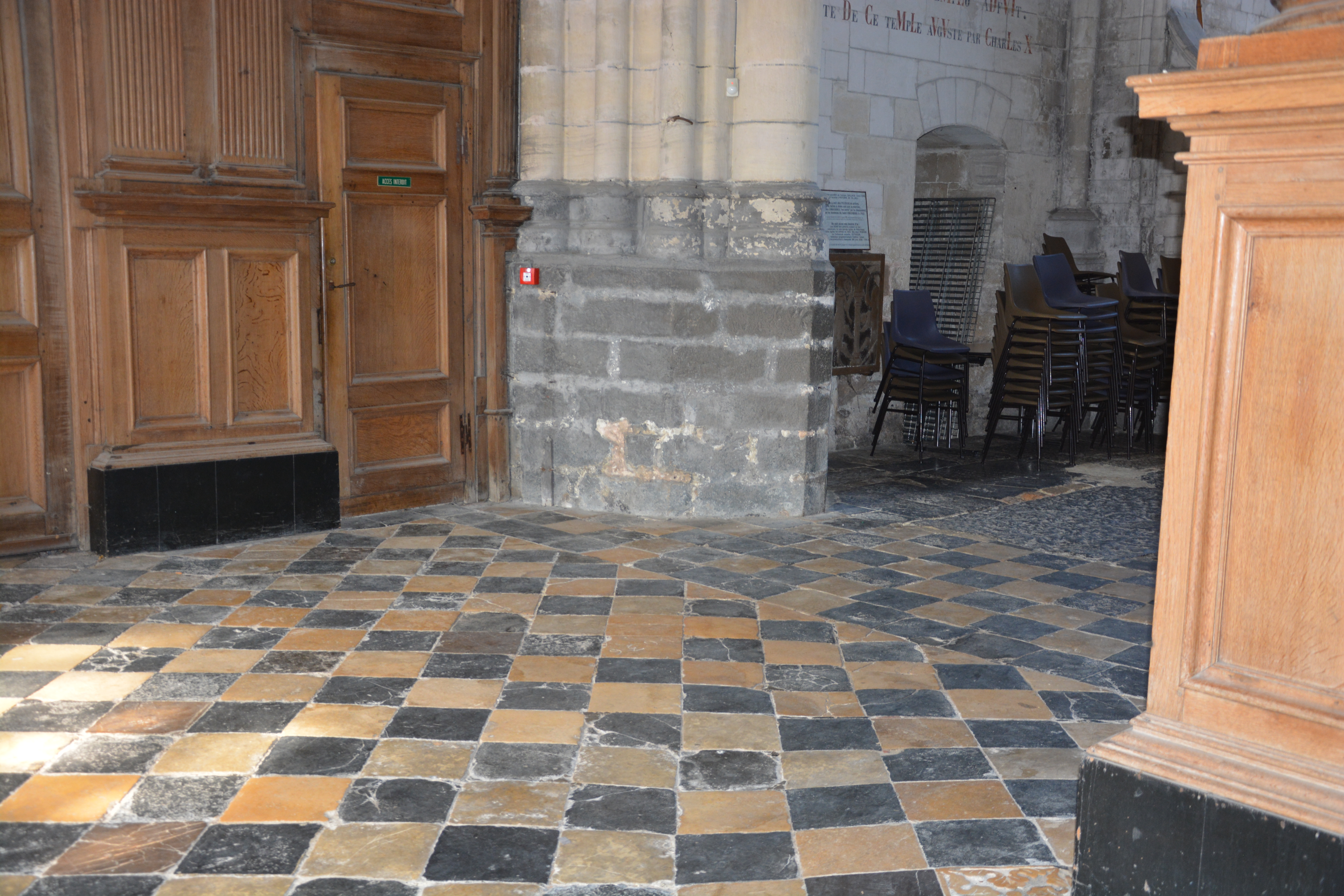 Cathédrale de Saint-Omer -  dallage de la NEF travée A1