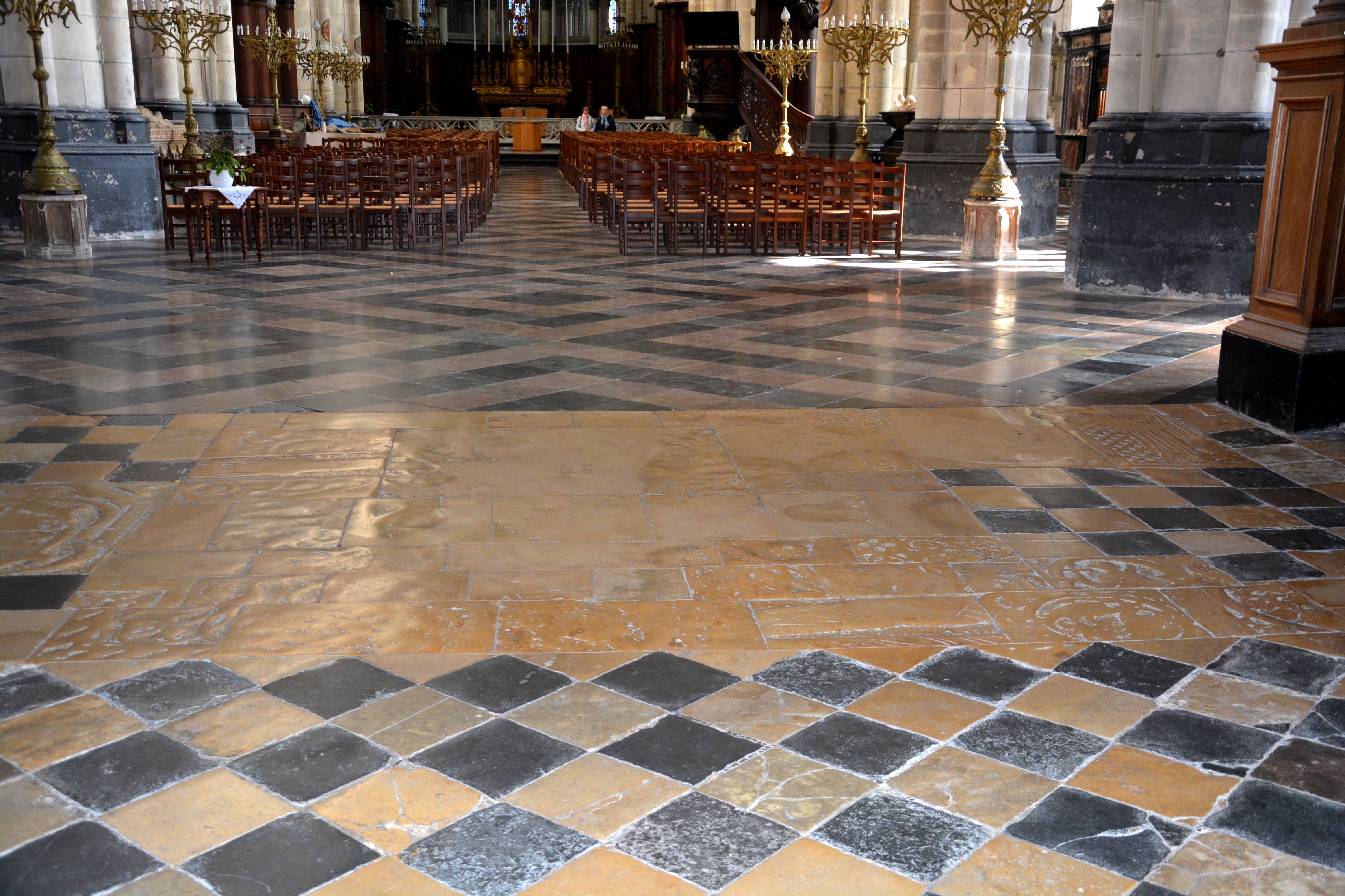 Cathédrale de Saint-Omer -  dallage de la NEF travée A2