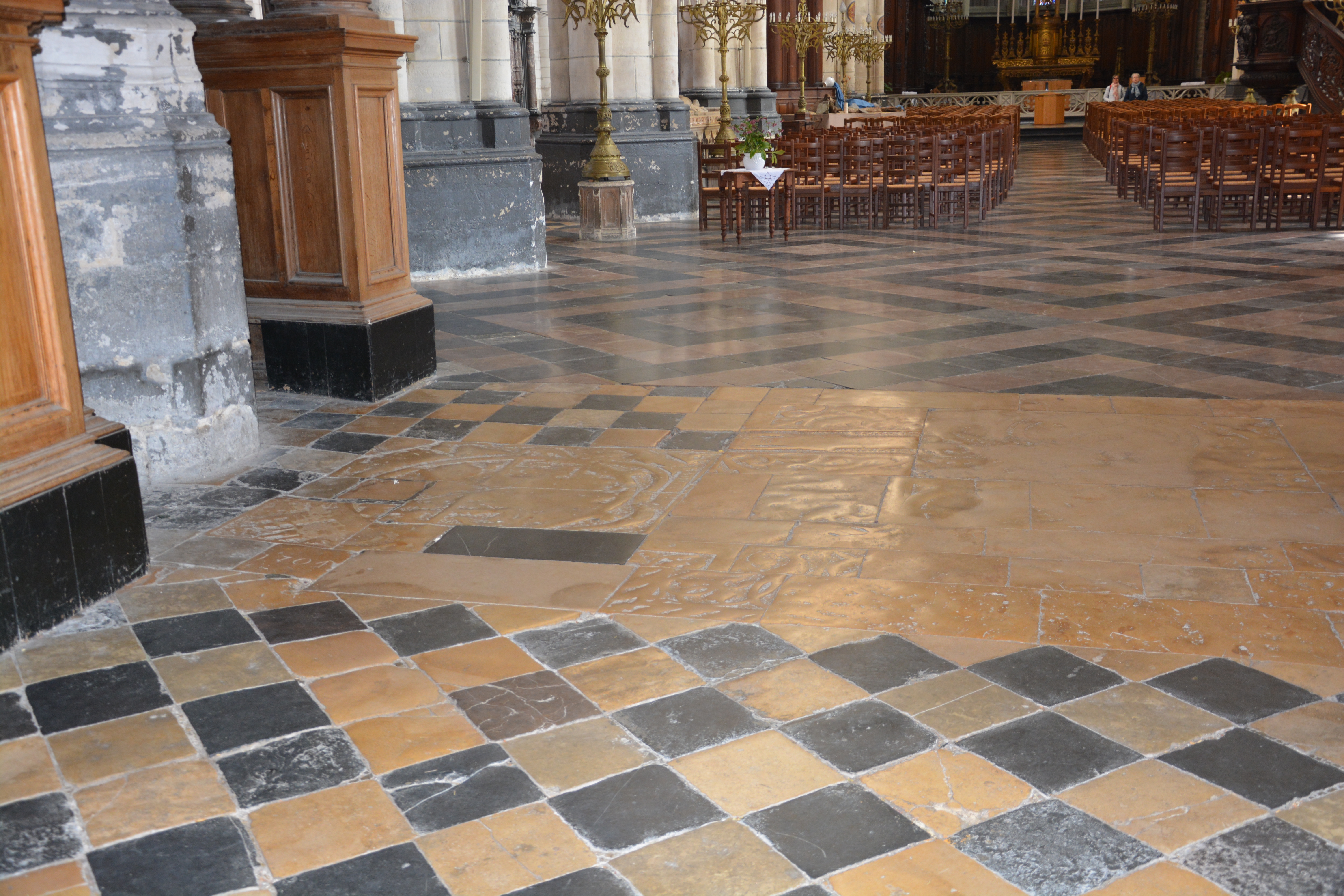 Cathédrale de Saint-Omer -  dallage de la NEF travée A2