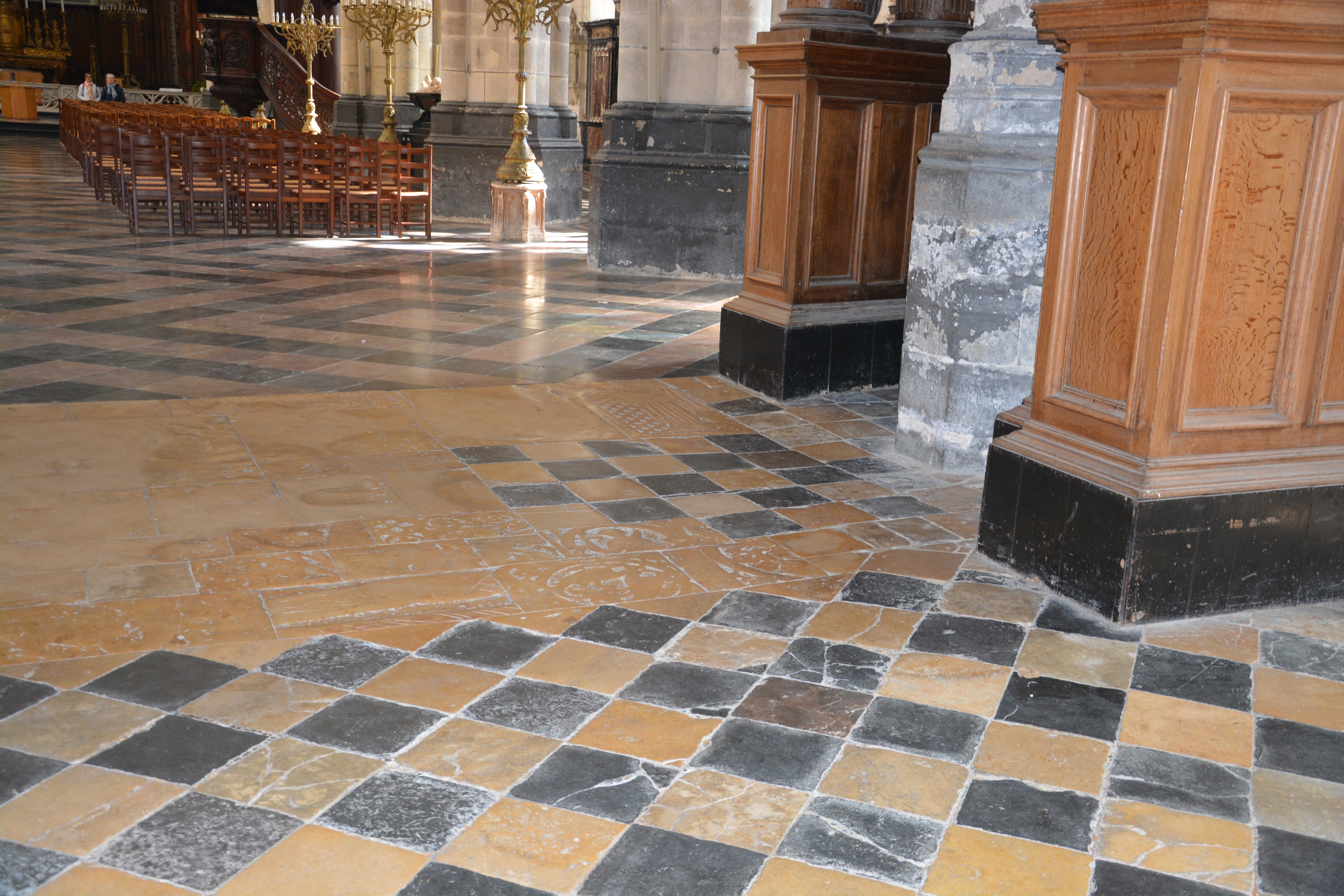 Cathédrale de Saint-Omer -  dallage de la NEF travée A2