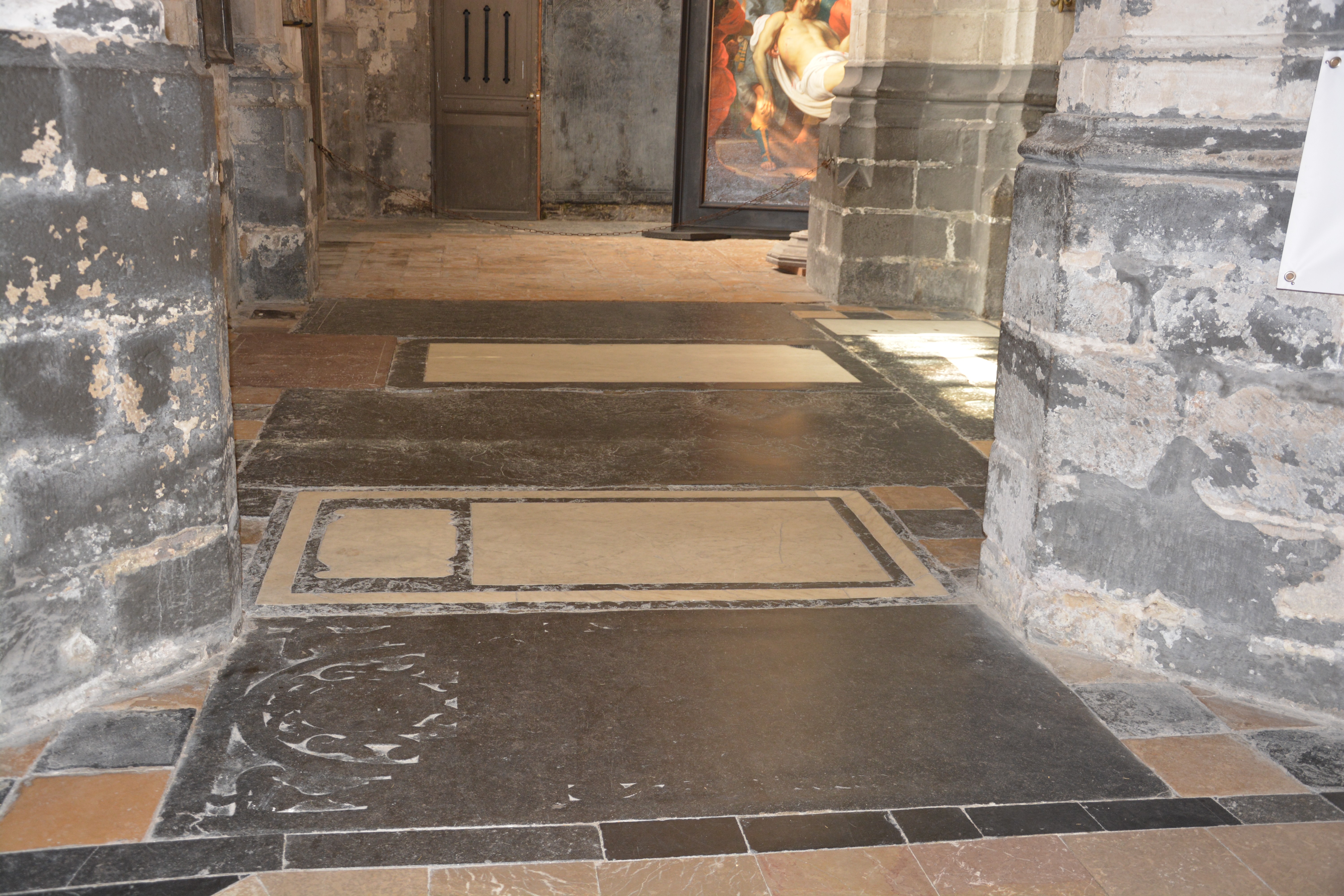 Cathédrale de Saint-Omer -  dallage de la Nef, travée latérale C3