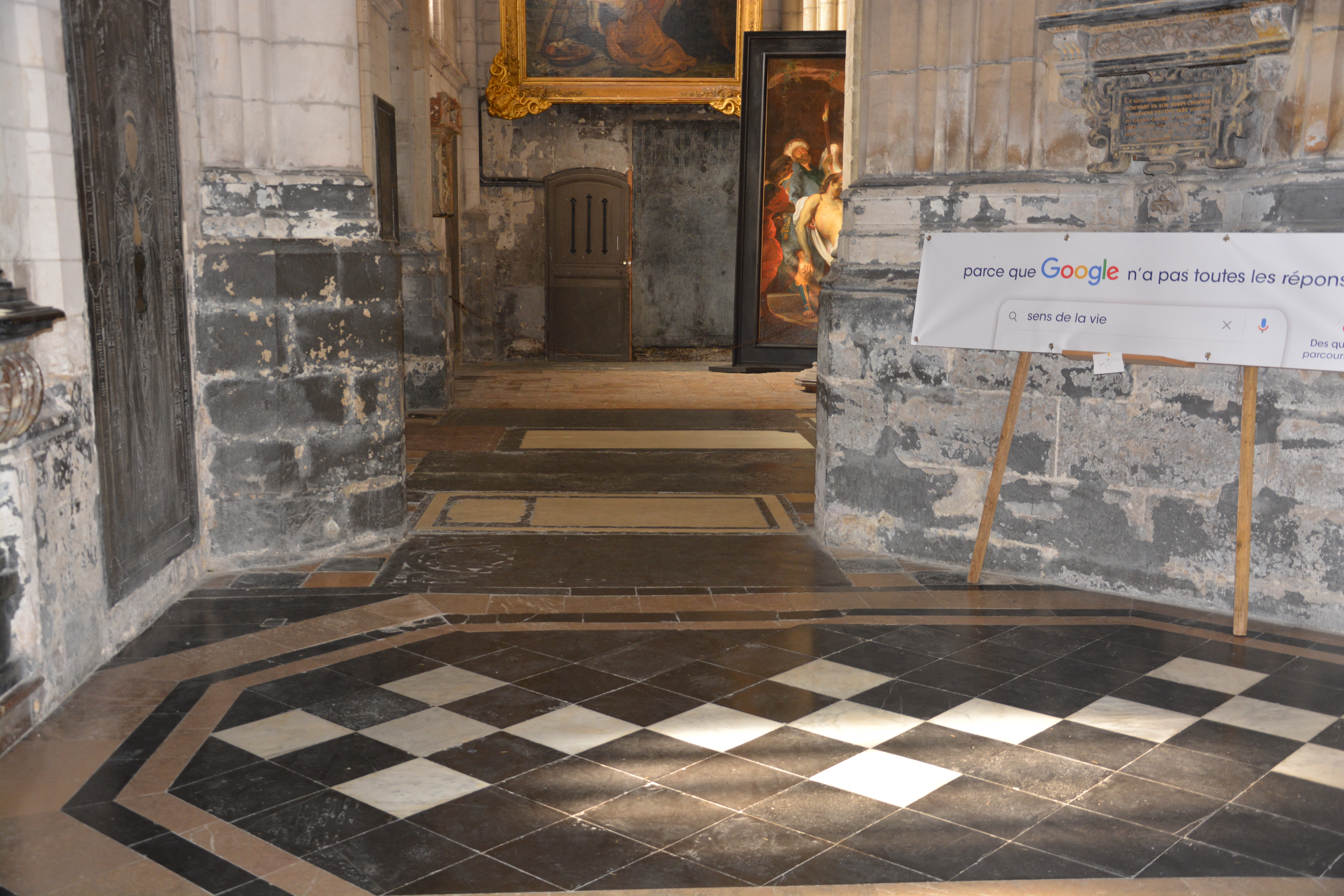 Cathédrale de Saint-Omer -  dallage de la Nef, travée latérale C4
