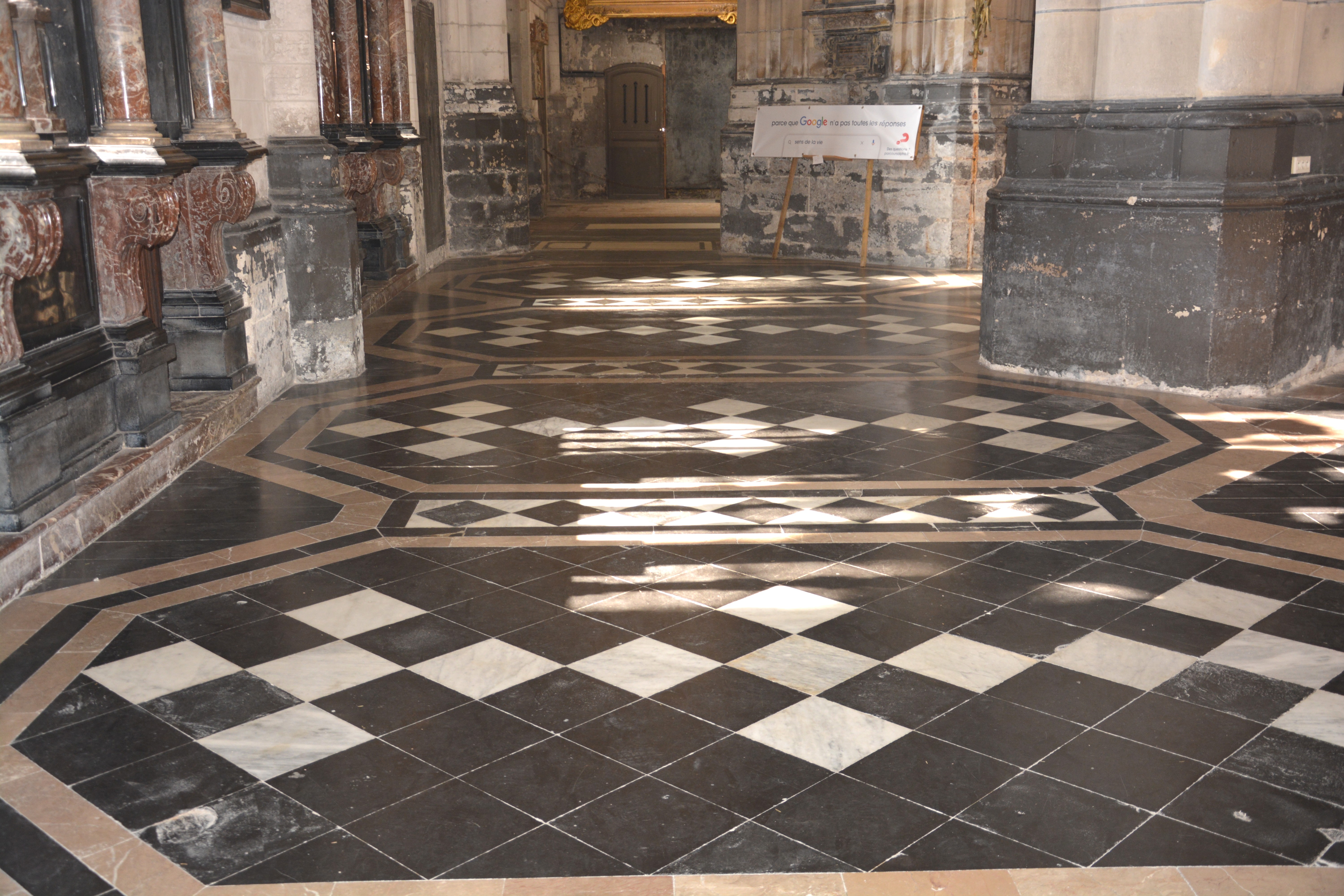 Cathédrale de Saint-Omer -  dallage de la Nef, travée latérale C5