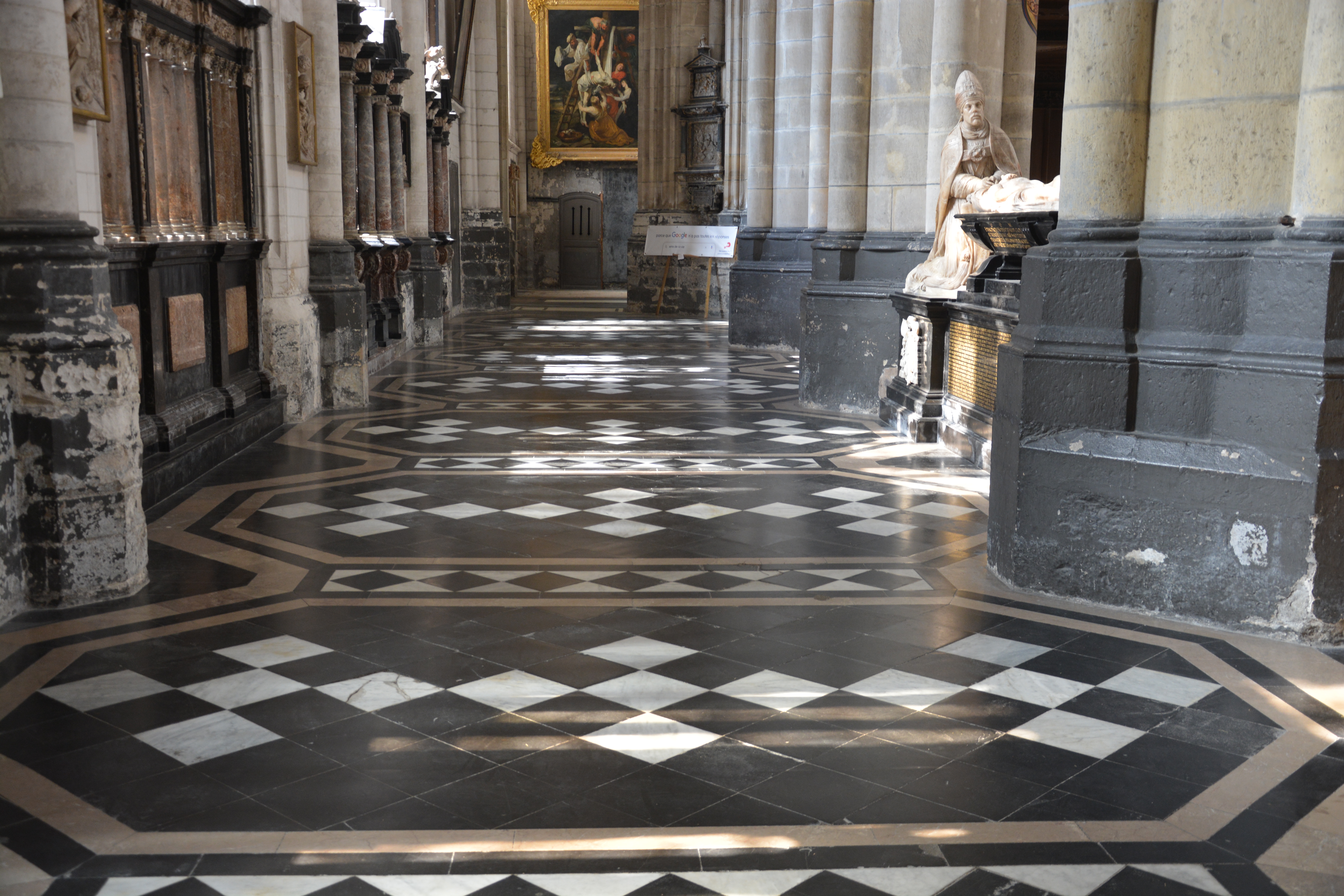 Cathédrale de Saint-Omer -  dallage de la Nef, travée latérale C6