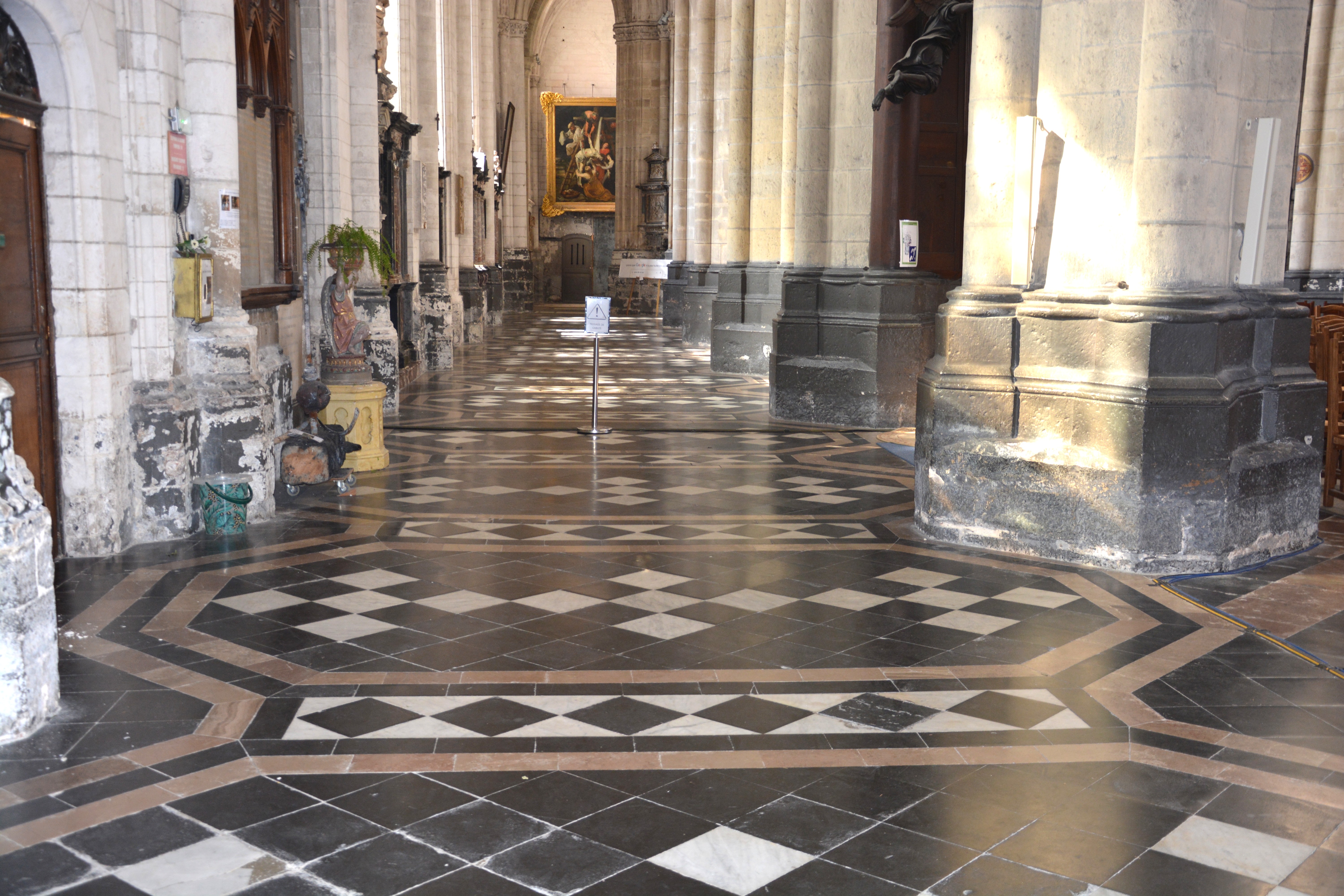 Cathédrale de Saint-Omer -  dallage de la Nef, travée latérale C7