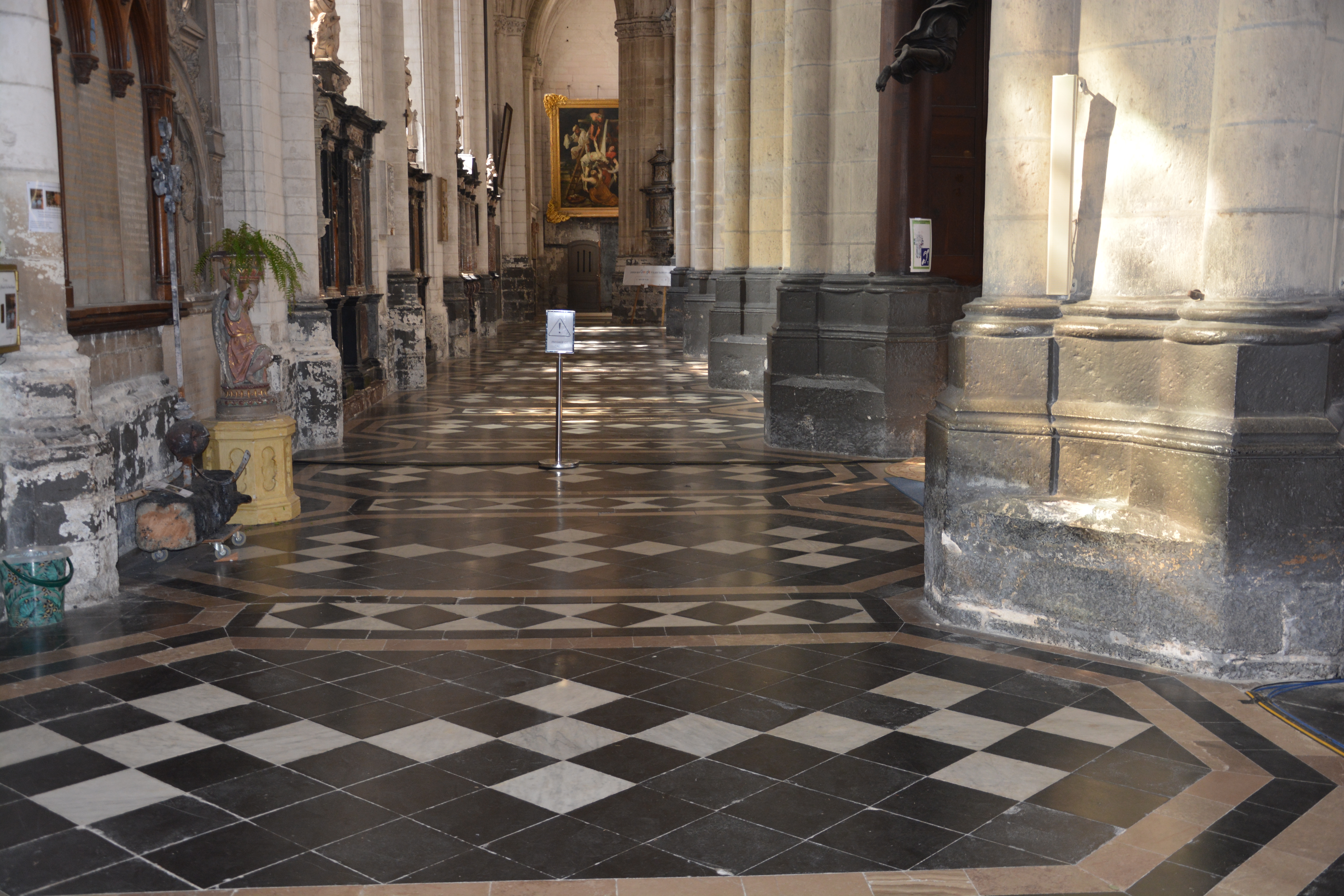 Cathédrale de Saint-Omer -  dallage de la Nef, travée latérale C8