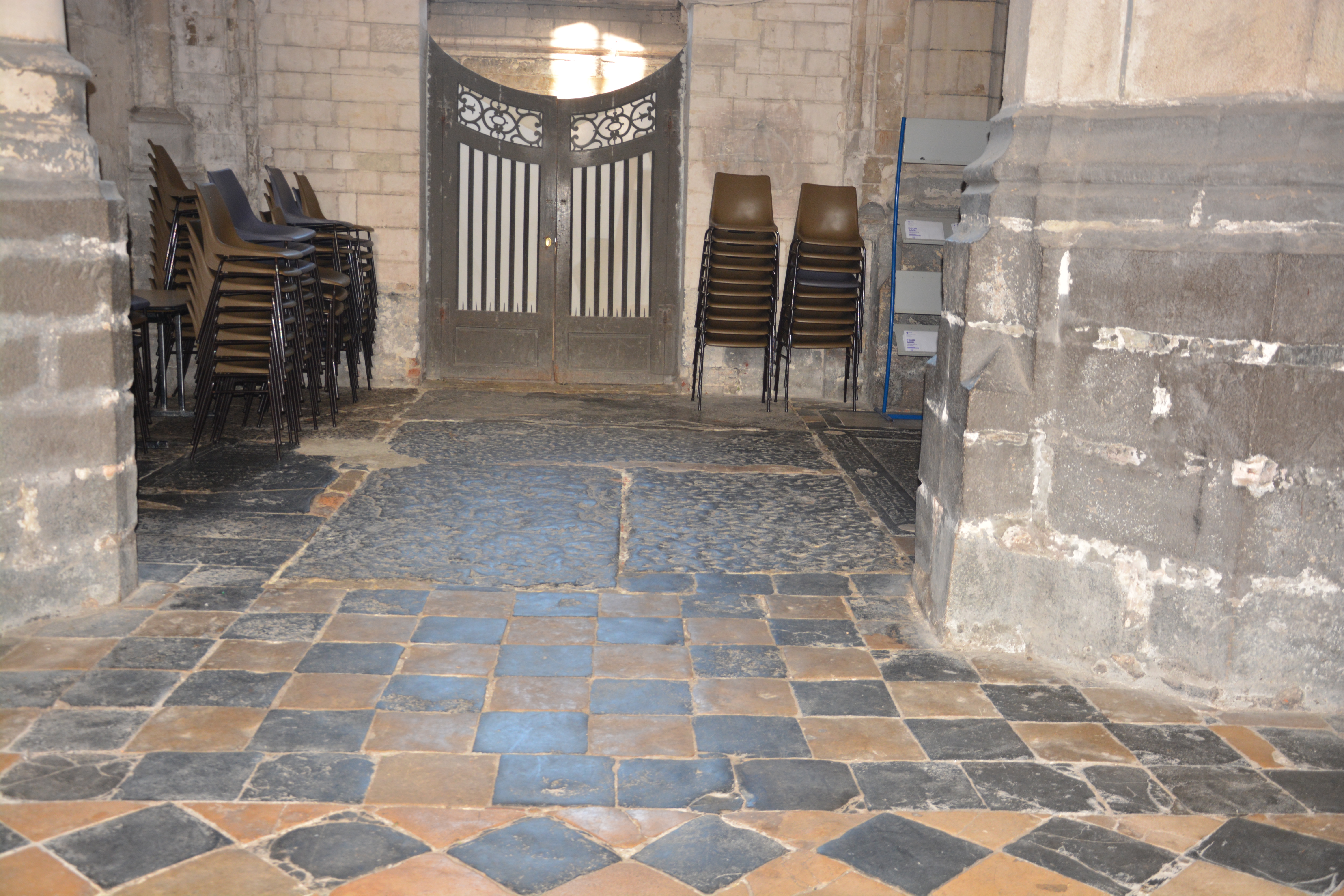 Cathédrale de Saint-Omer -  dallage de la NEF travée D1