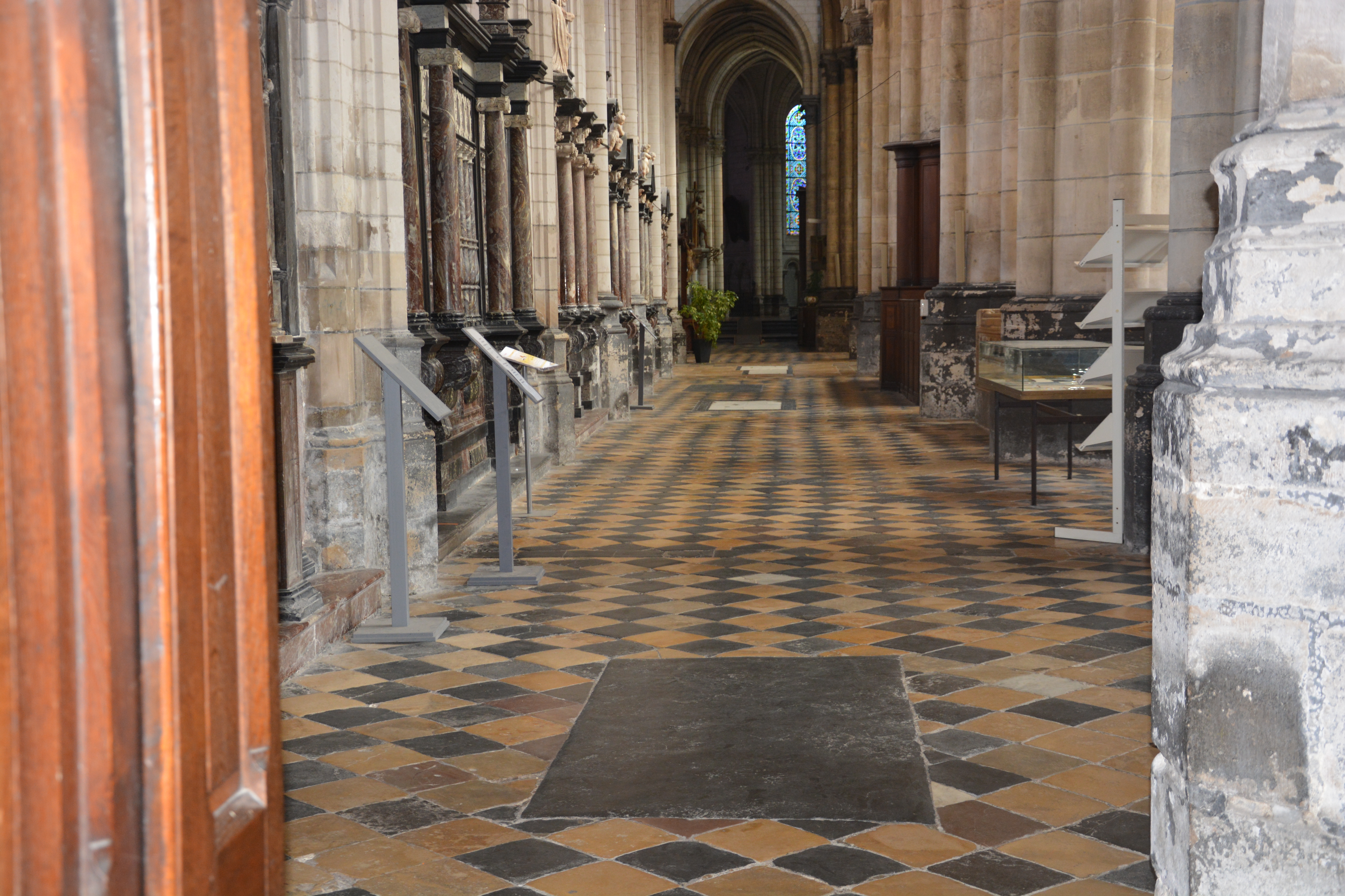 Cathédrale de Saint-Omer -  dallage de la NEF travée D3