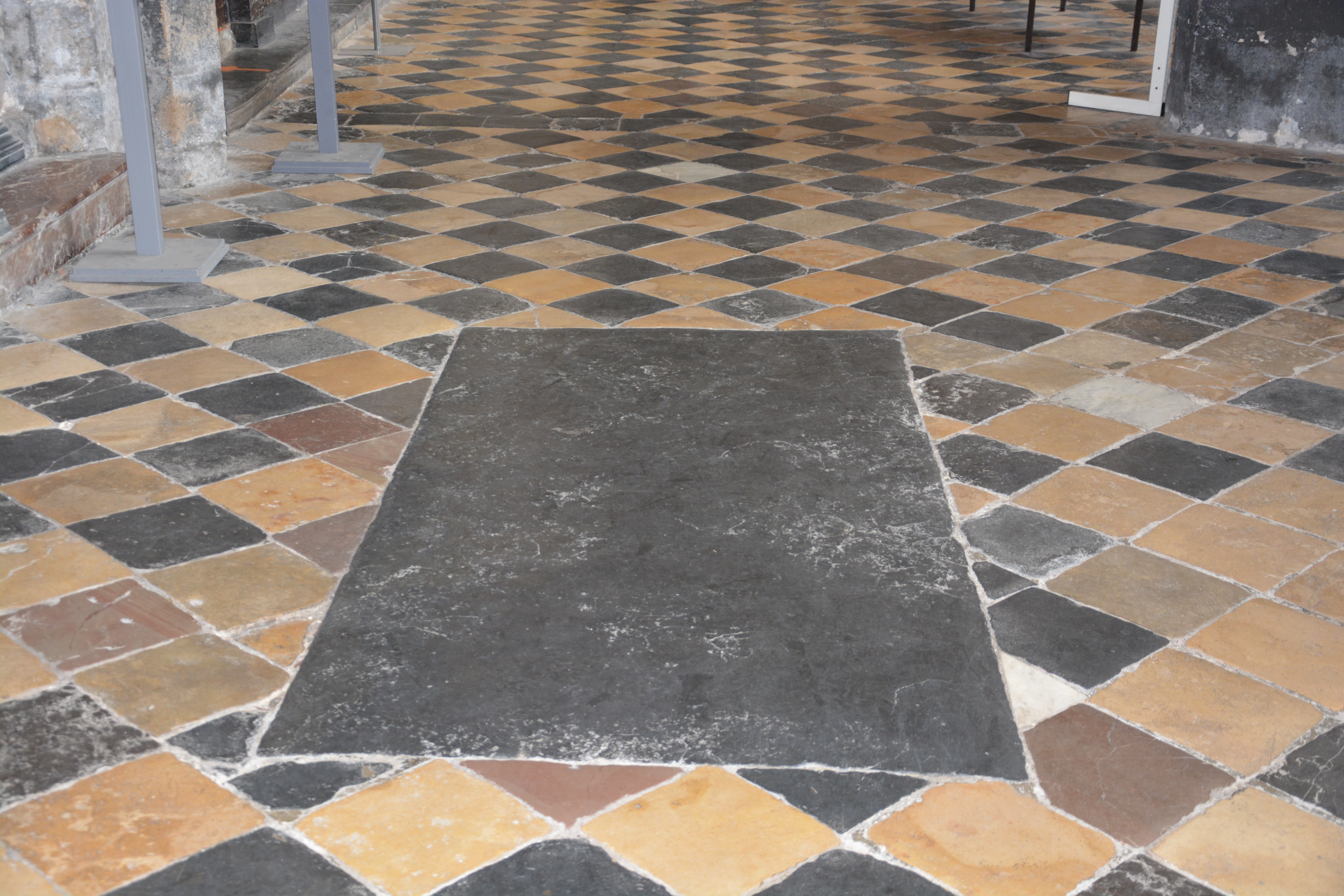 Cathédrale de Saint-Omer -  dallage de la NEF travée D4