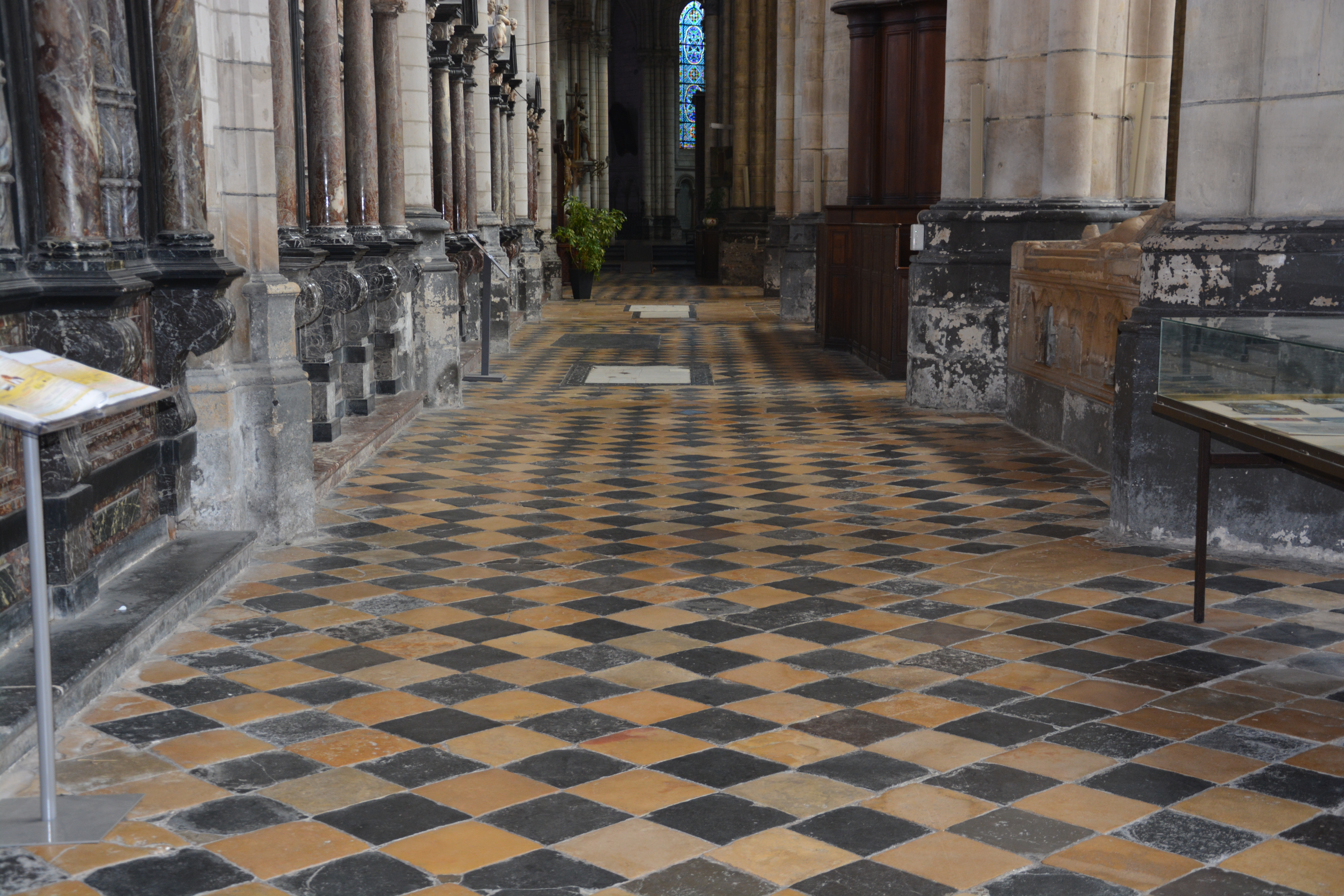 Cathédrale de Saint-Omer -  dallage de la NEF travée D5