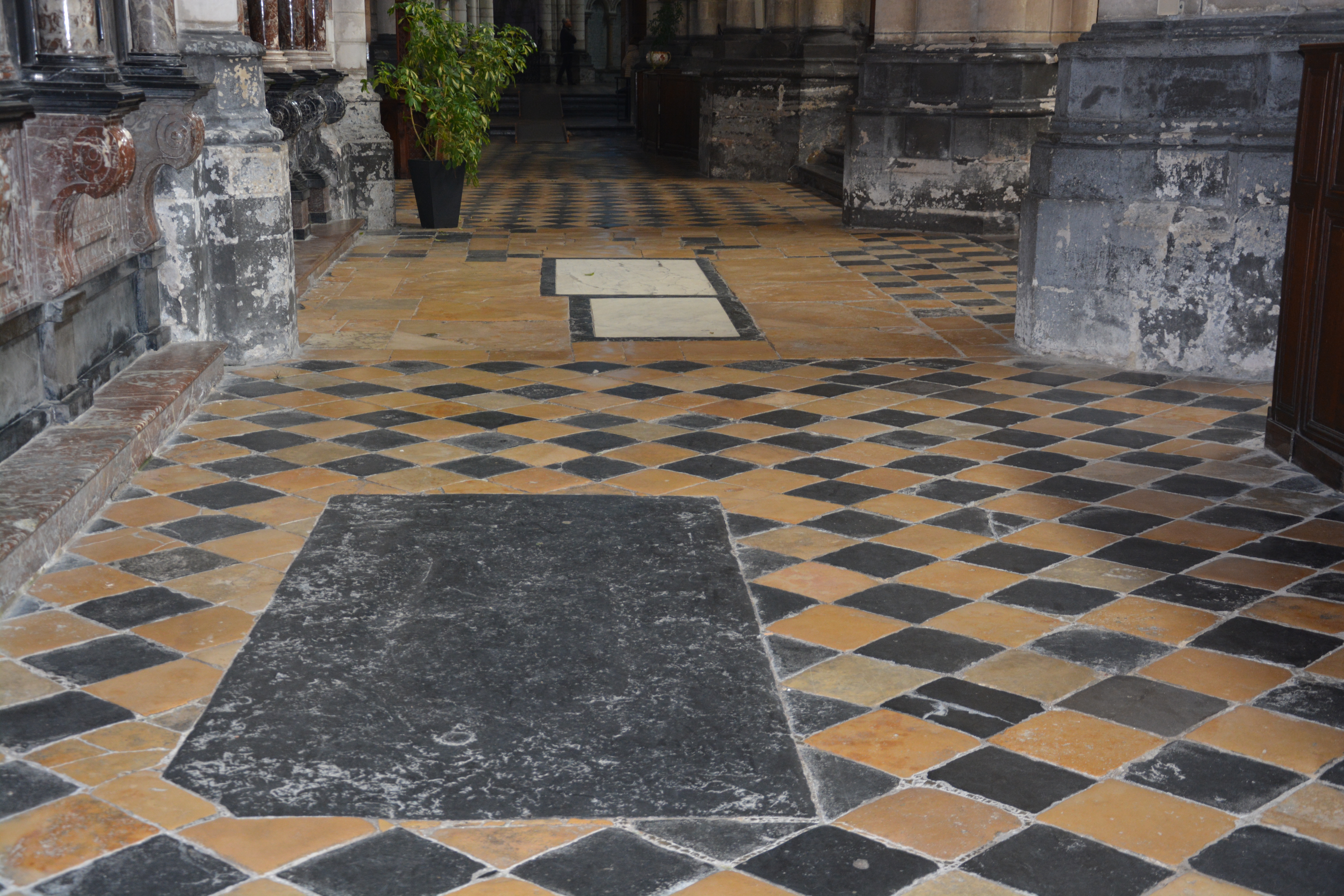 Cathédrale de Saint-Omer -  dallage de la NEF travée D7