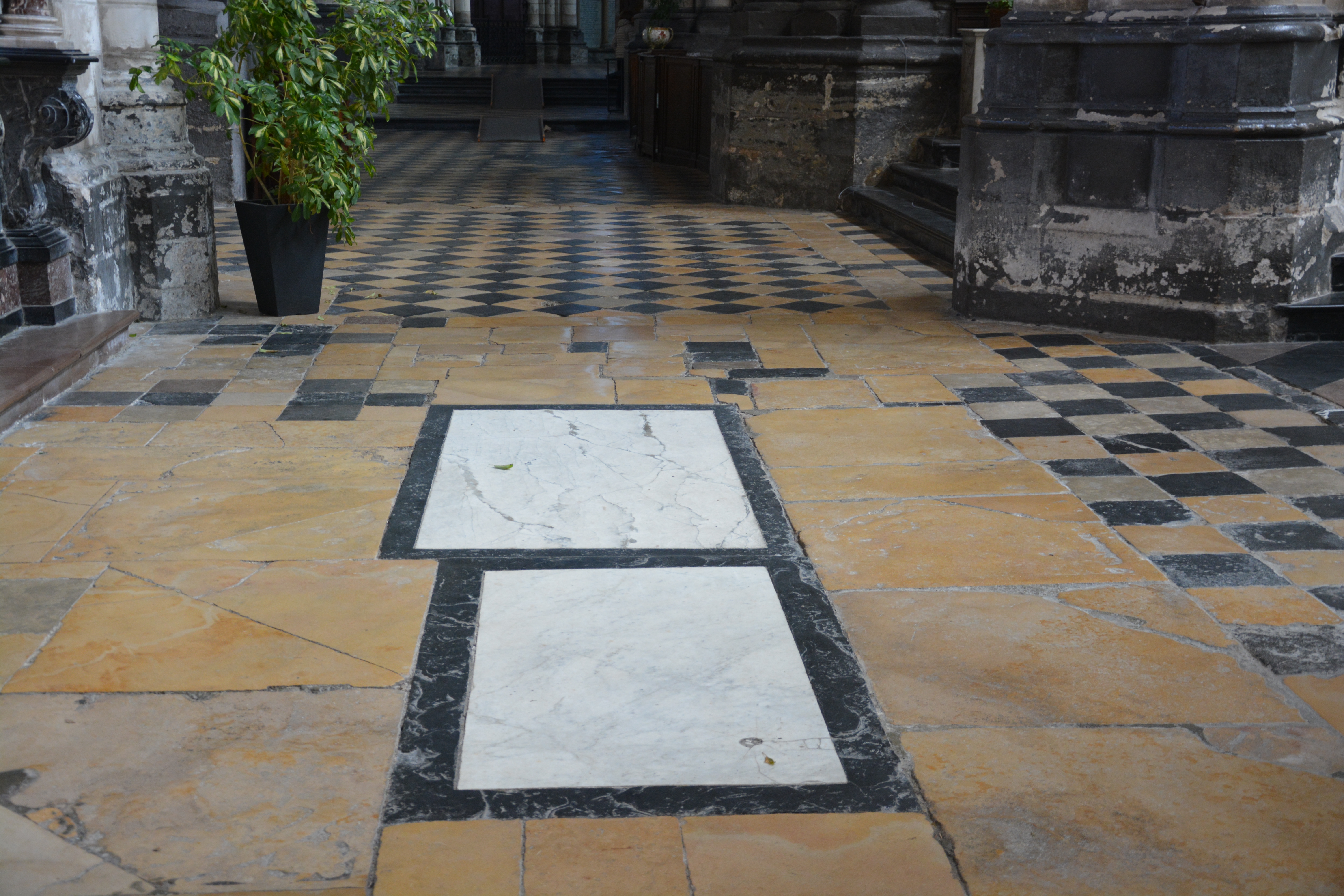 Cathédrale de Saint-Omer -  dallage de la NEF travée D8