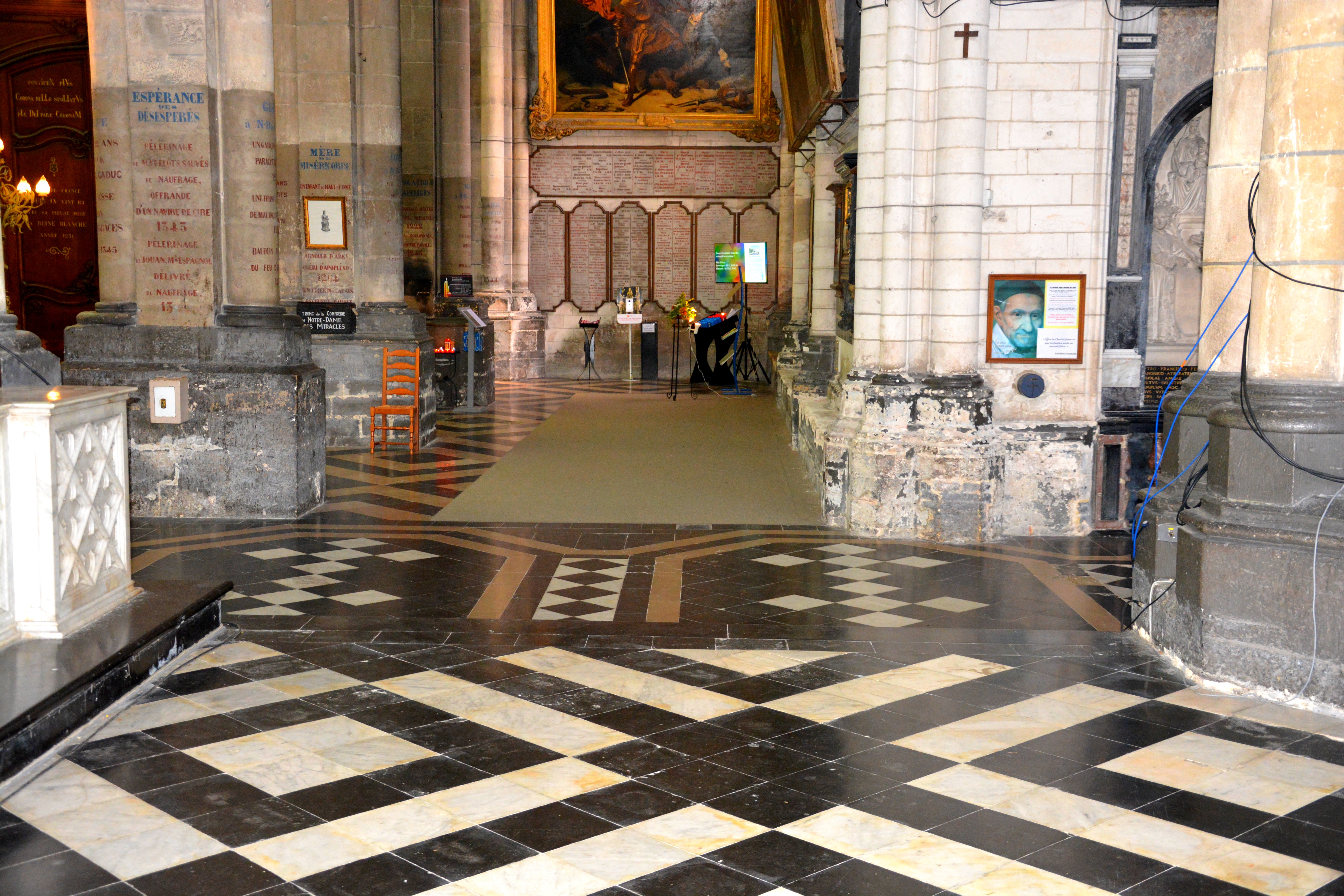 Cathédrale de Saint-Omer -  dallage du transept sud ouest E5-E6-E7-E8