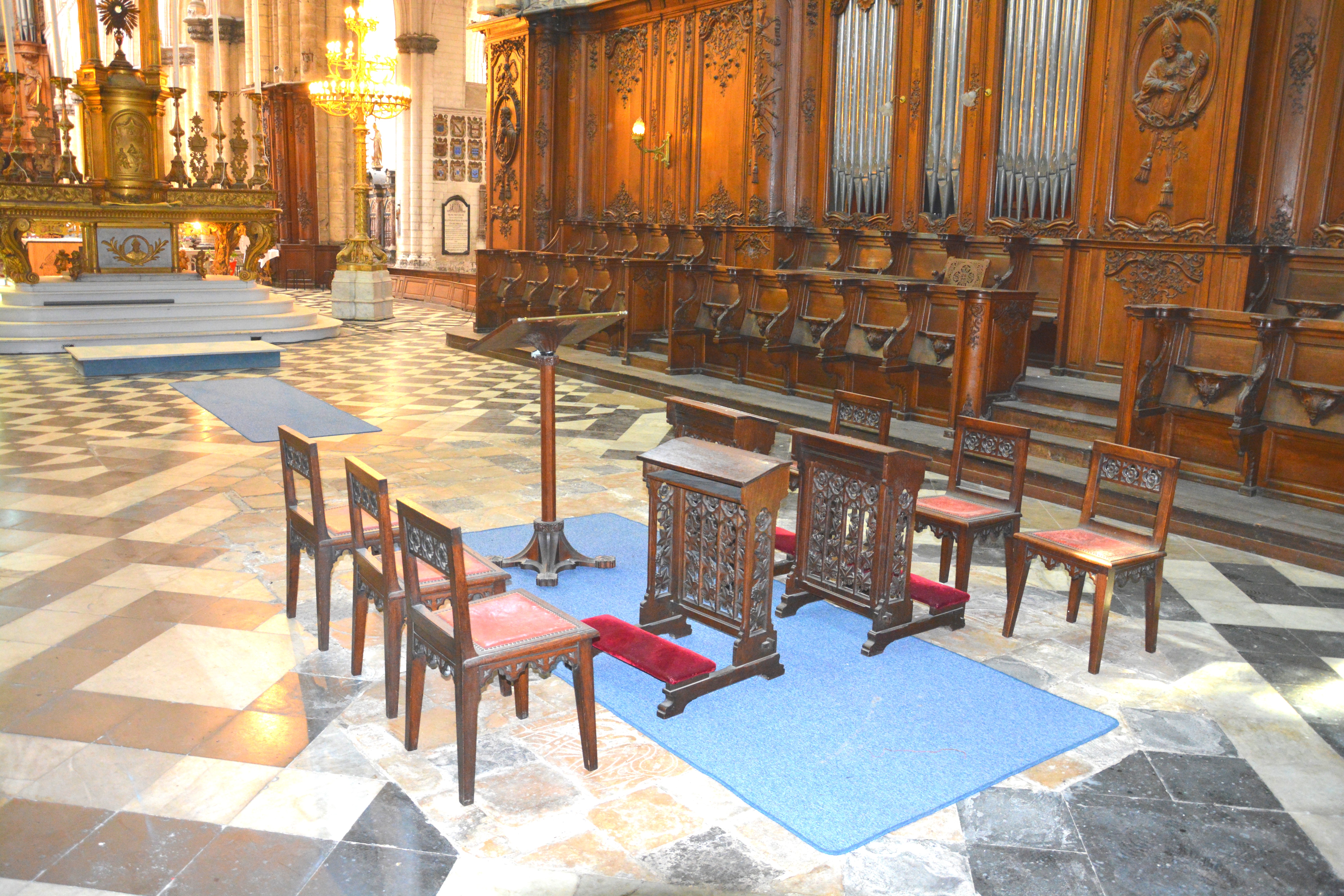Cathédrale de Saint-Omer -  dallage du choeur travée B1 - partie centrale démolie puis repavée avec des fragments divers : pourquoi ?