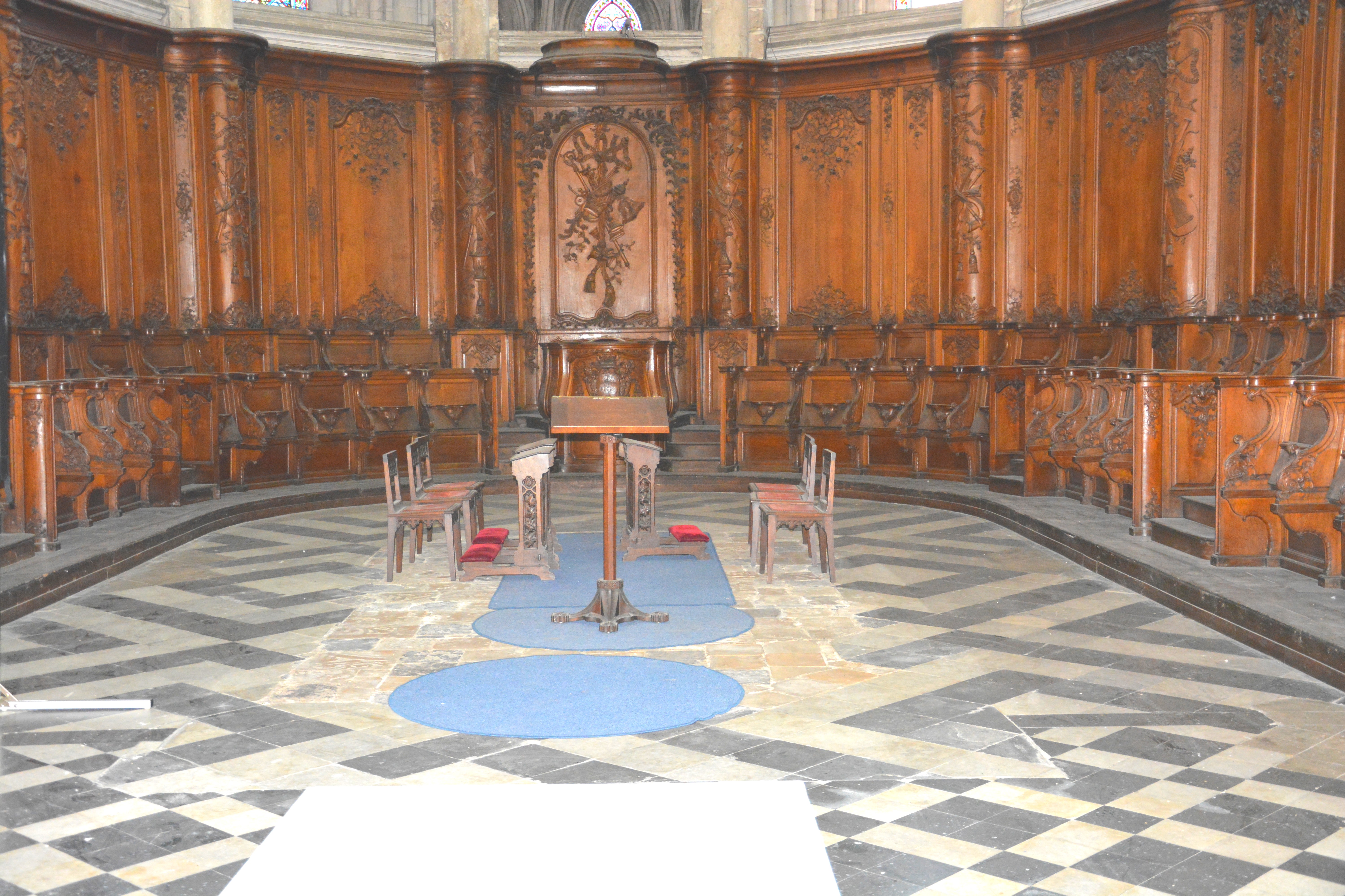 Cathédrale de Saint-Omer -  dallage du choeur travée B1 - partie centrale démolie puis repavée avec des fragments divers : pourquoi ?