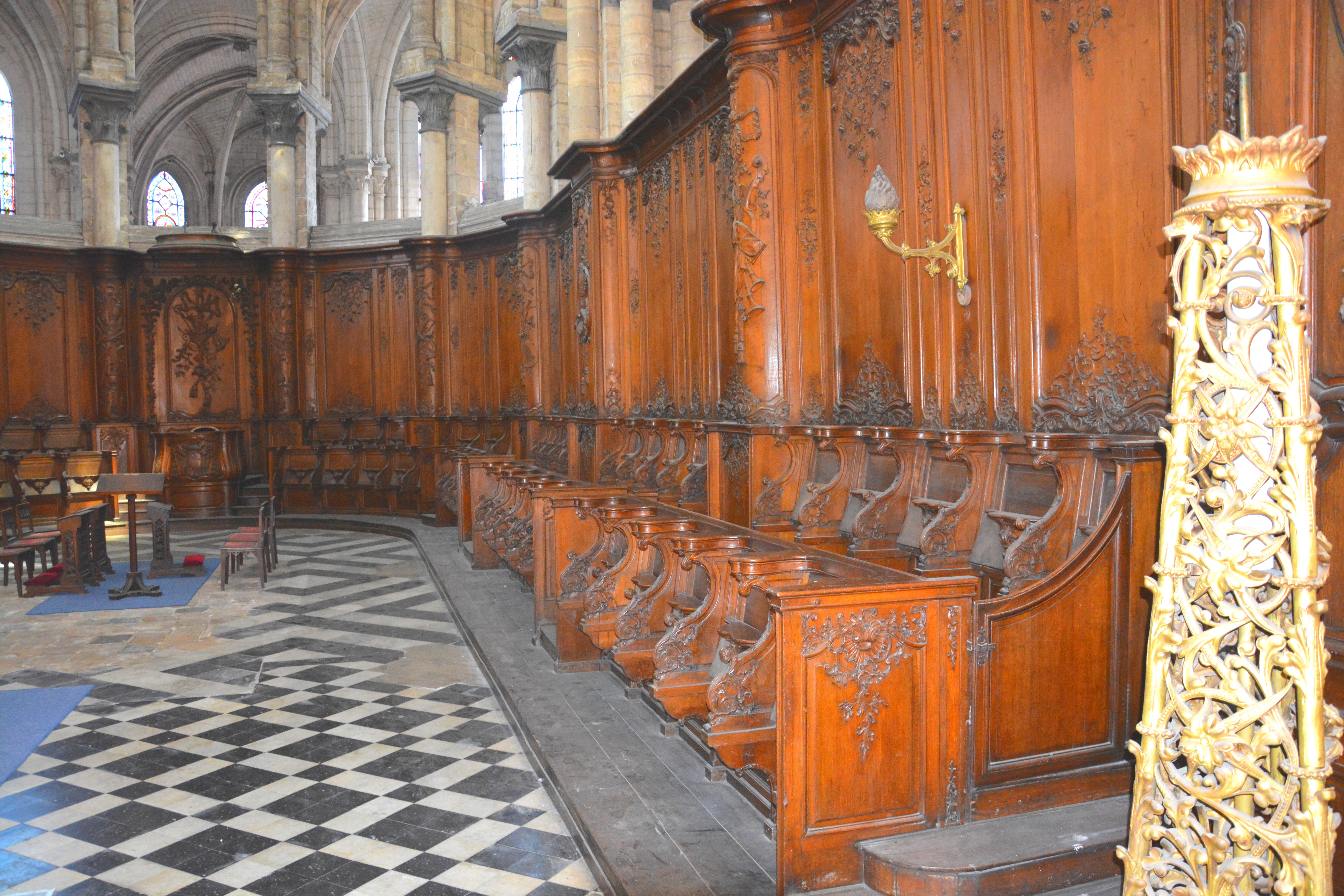 Cathédrale de Saint-Omer -  dallage du choeur travée B1 - partie centrale démolie puis repavée avec des fragments divers : pourquoi ?