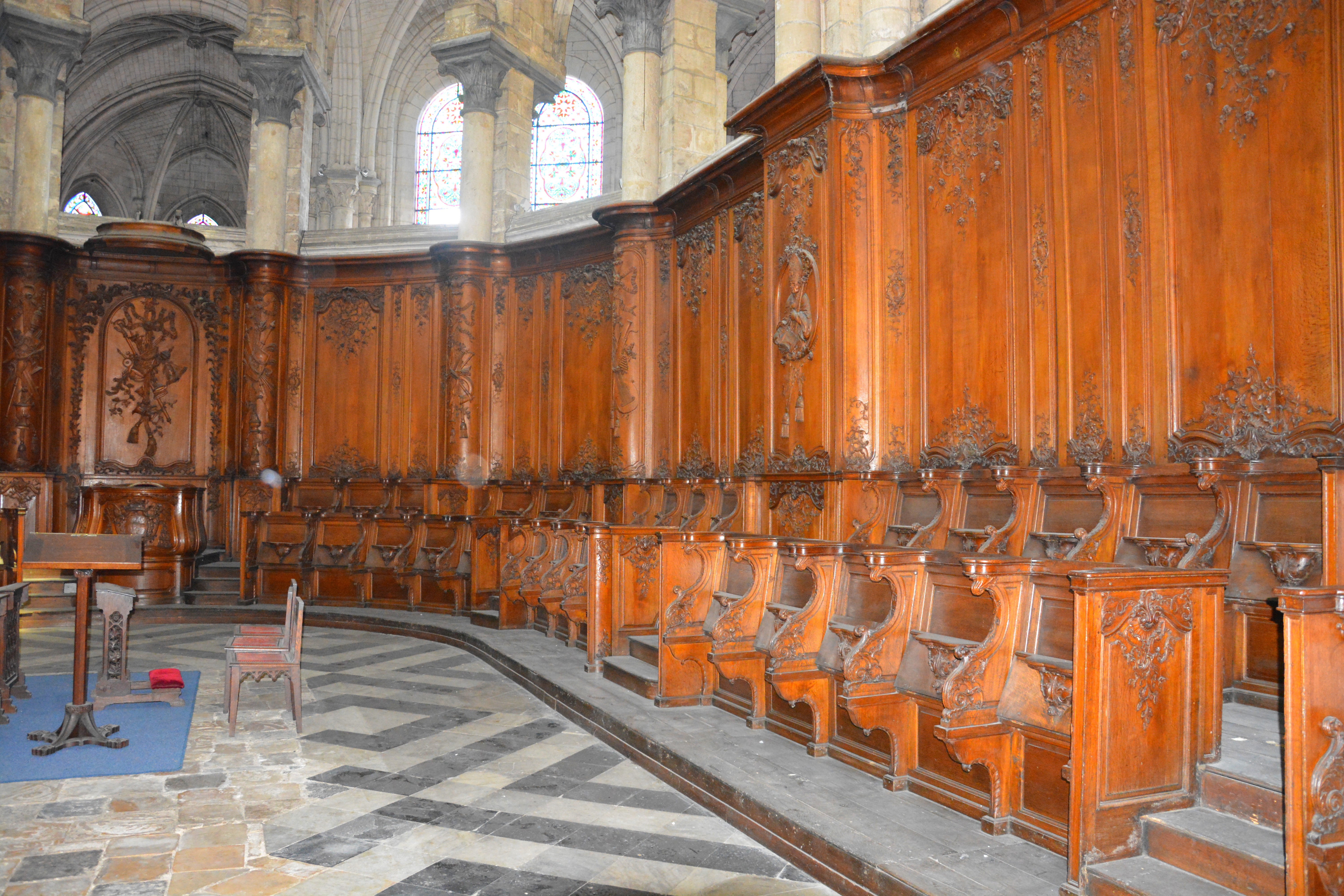 Cathédrale de Saint-Omer -  dallage du choeur travée B1 - partie centrale démolie puis repavée avec des fragments divers : pourquoi ?