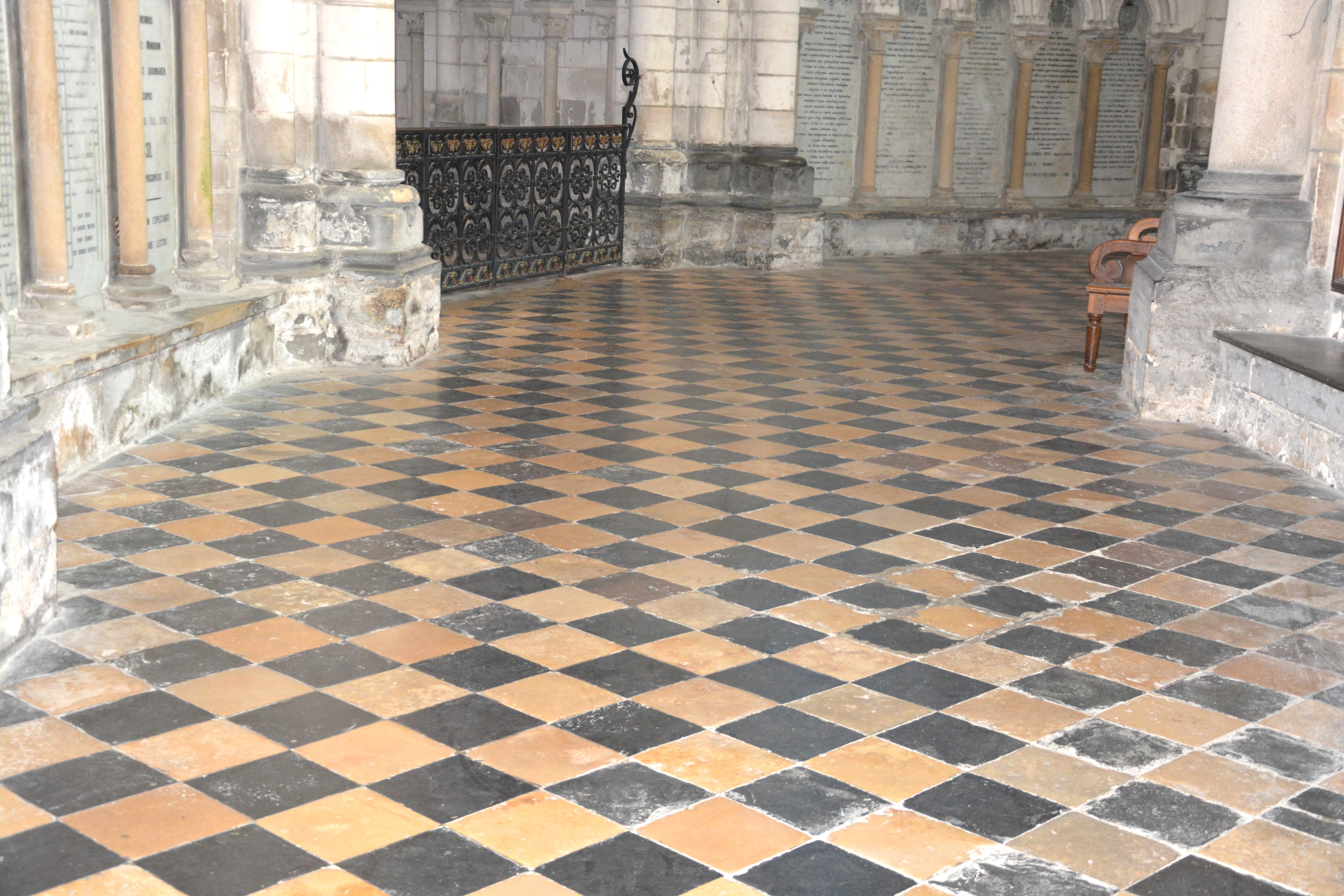 Cathédrale de Saint-Omer -  dallage du Déambulatoire H2