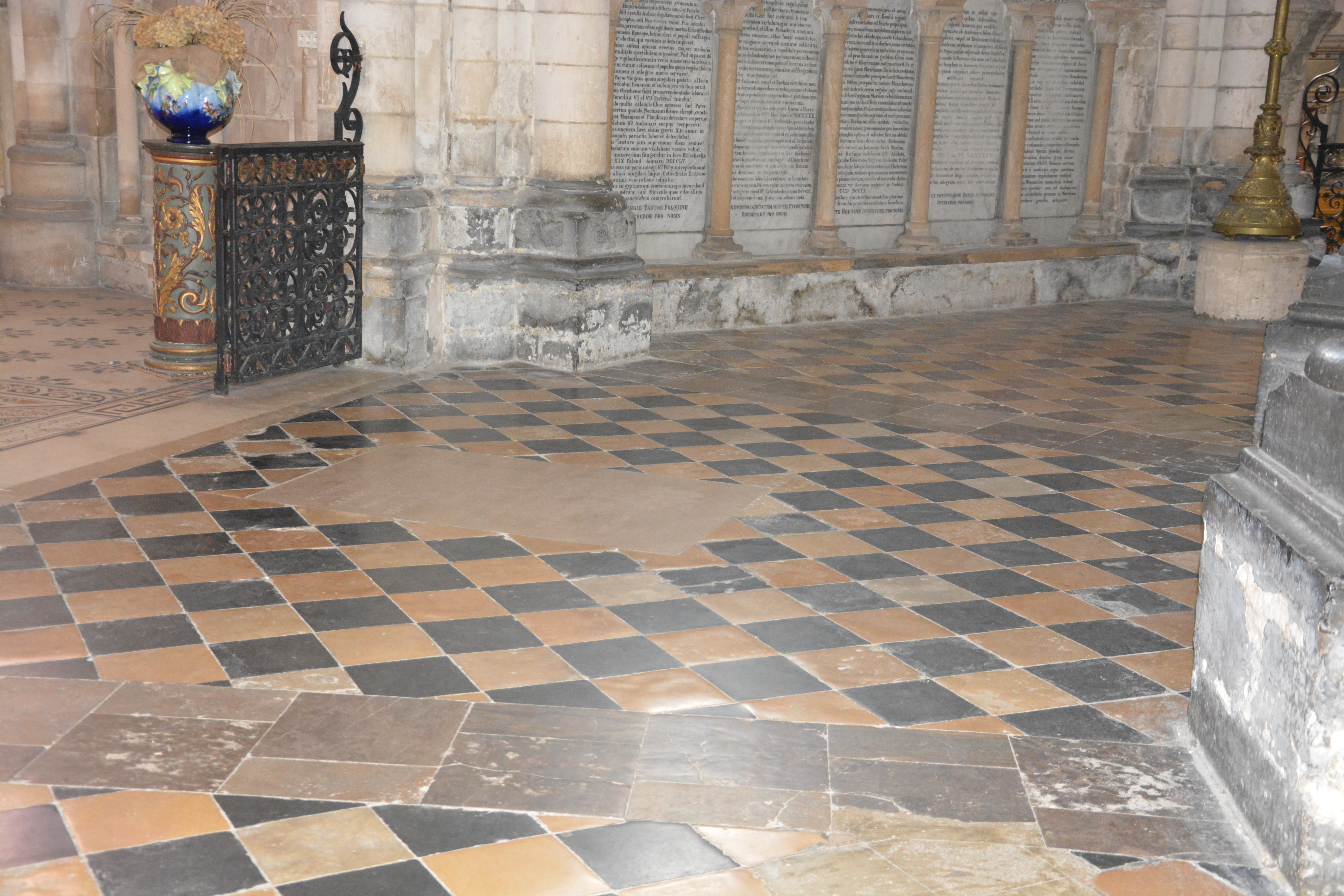 Cathédrale de Saint-Omer -  dallage du Déambulatoire H5