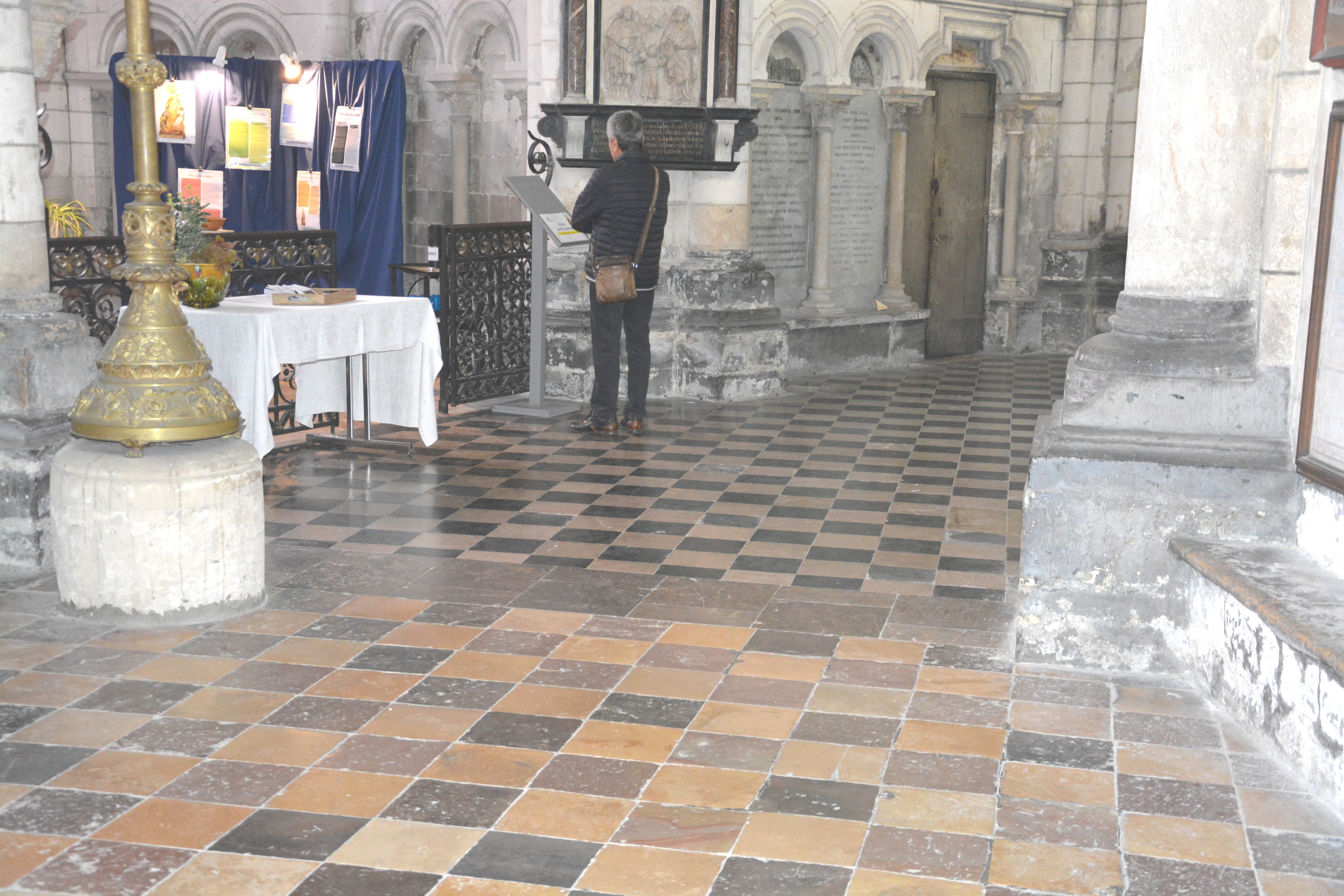 Cathédrale de Saint-Omer -  dallage du Déambulatoire H6