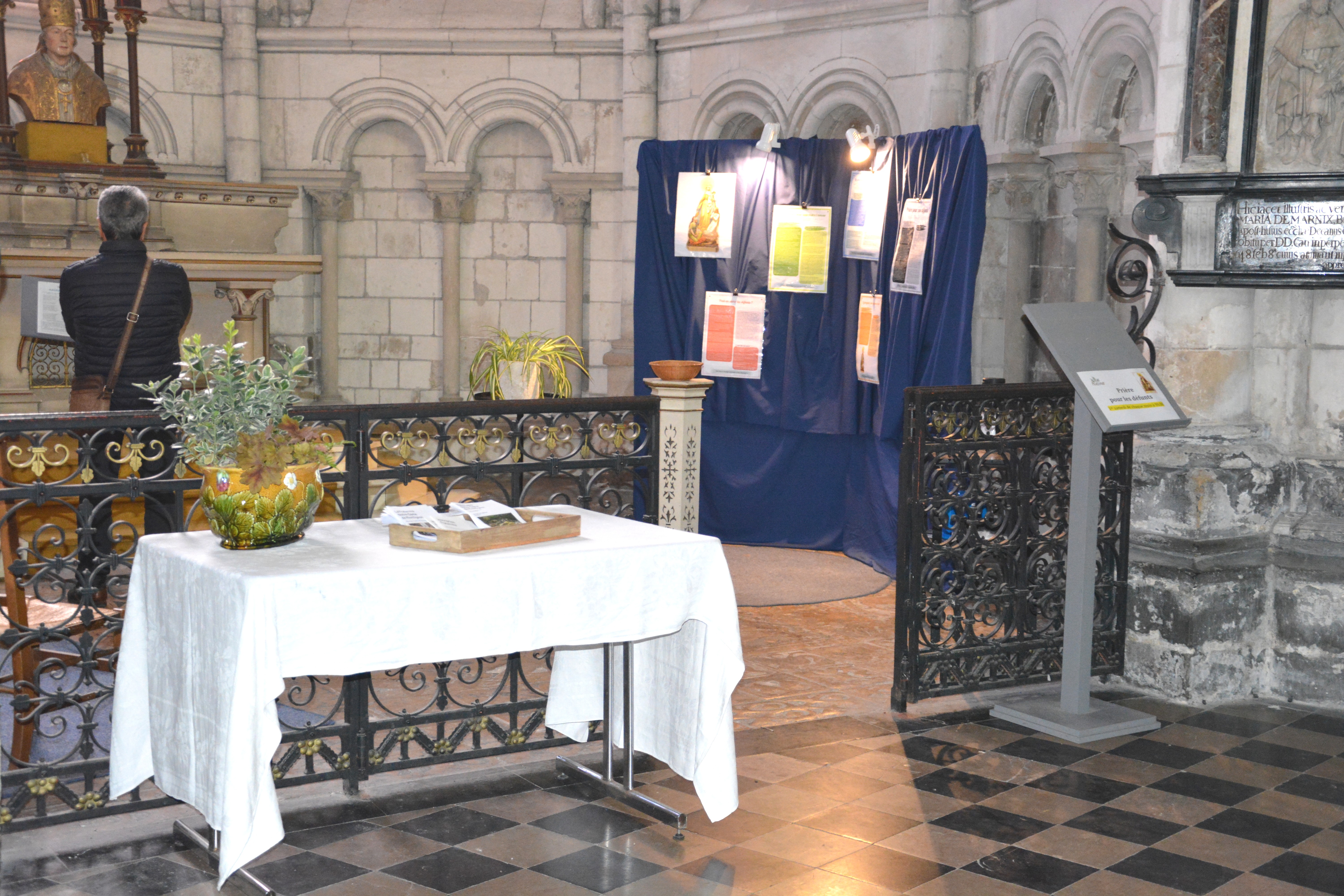 Cathédrale de Saint-Omer -  dallage du Déambulatoire H7