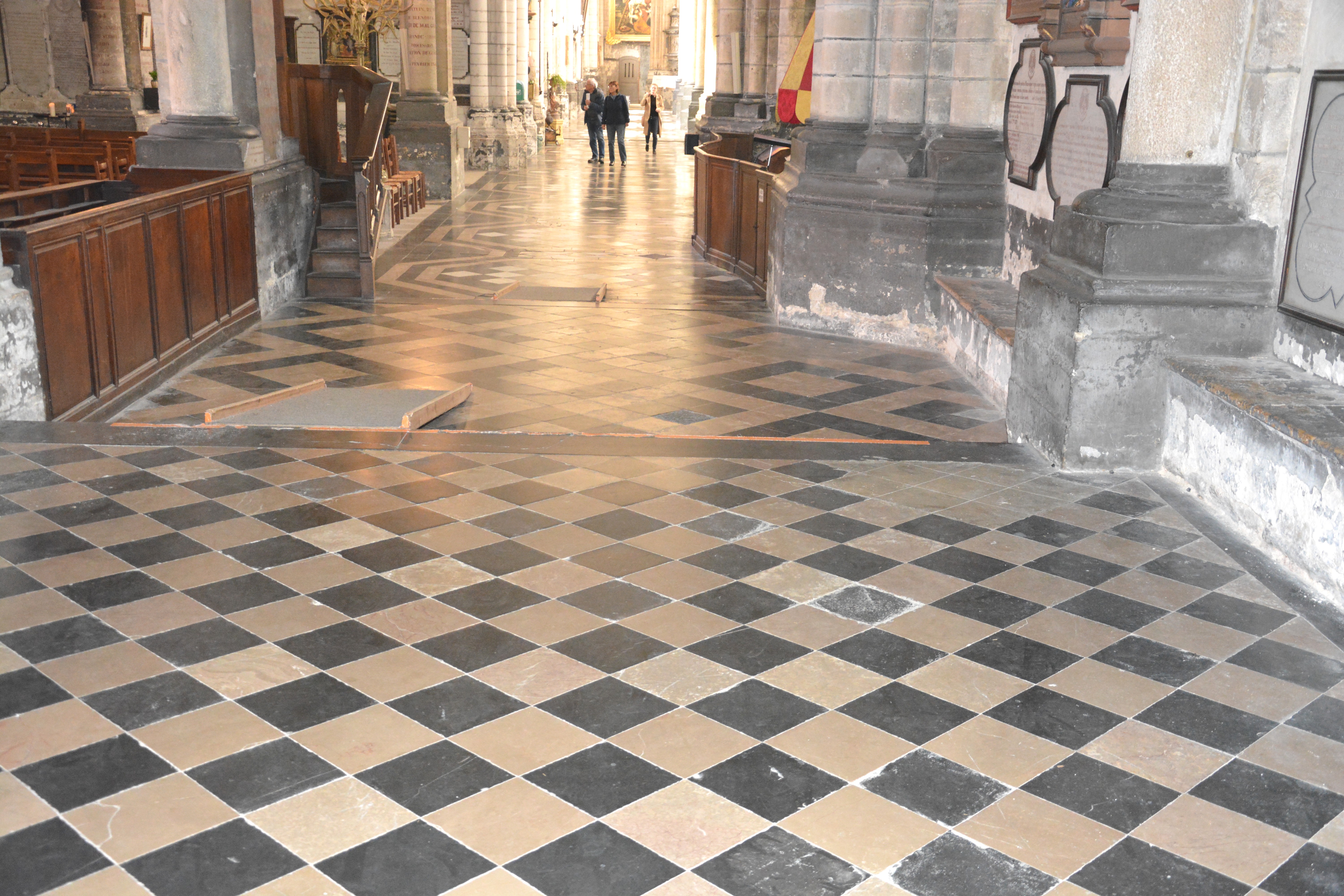 Cathédrale de Saint-Omer -  dallage du Déambulatoire H8