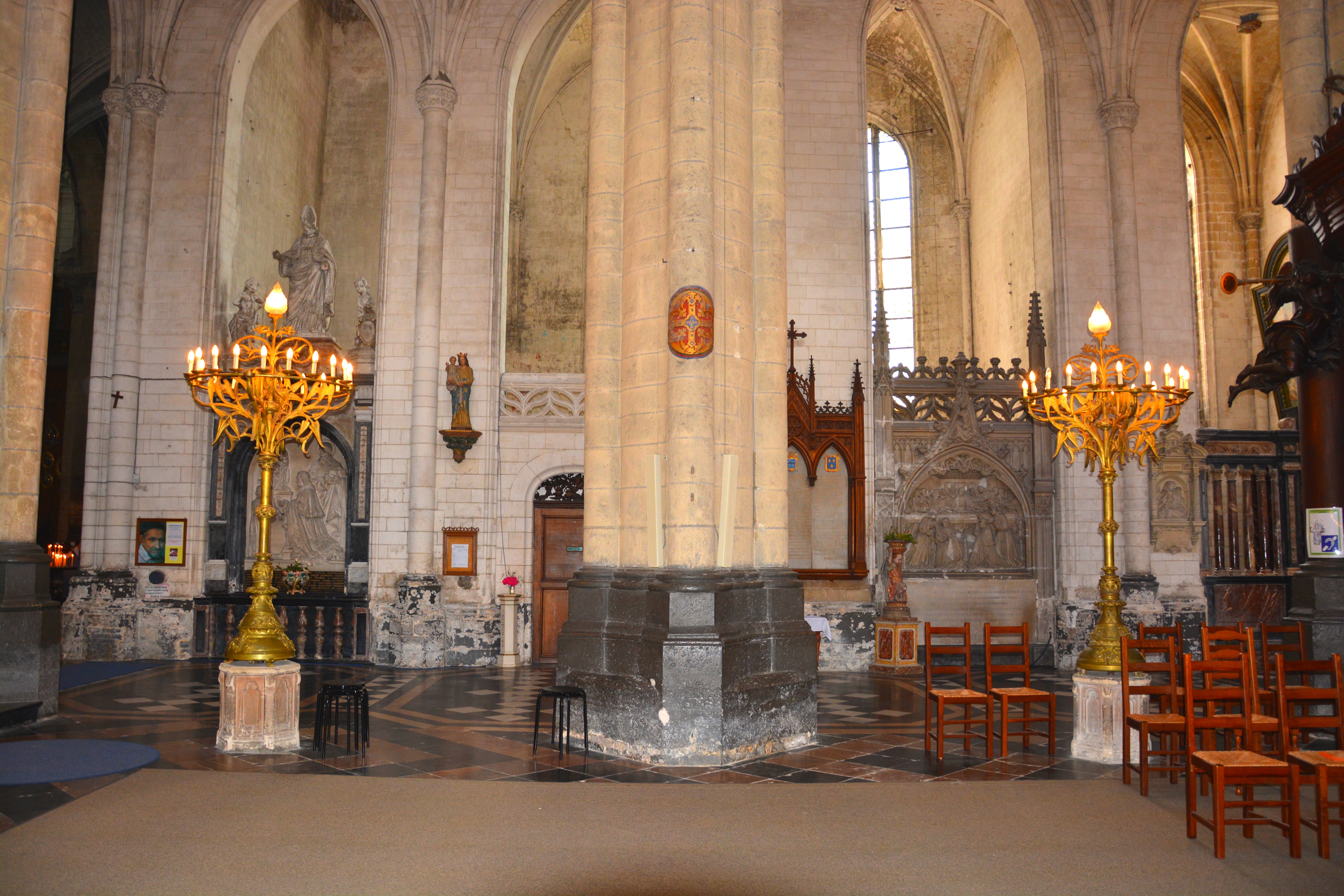 Cathédrale de Saint-Omer -  partie centrale de la Nef et  collatéral sud
