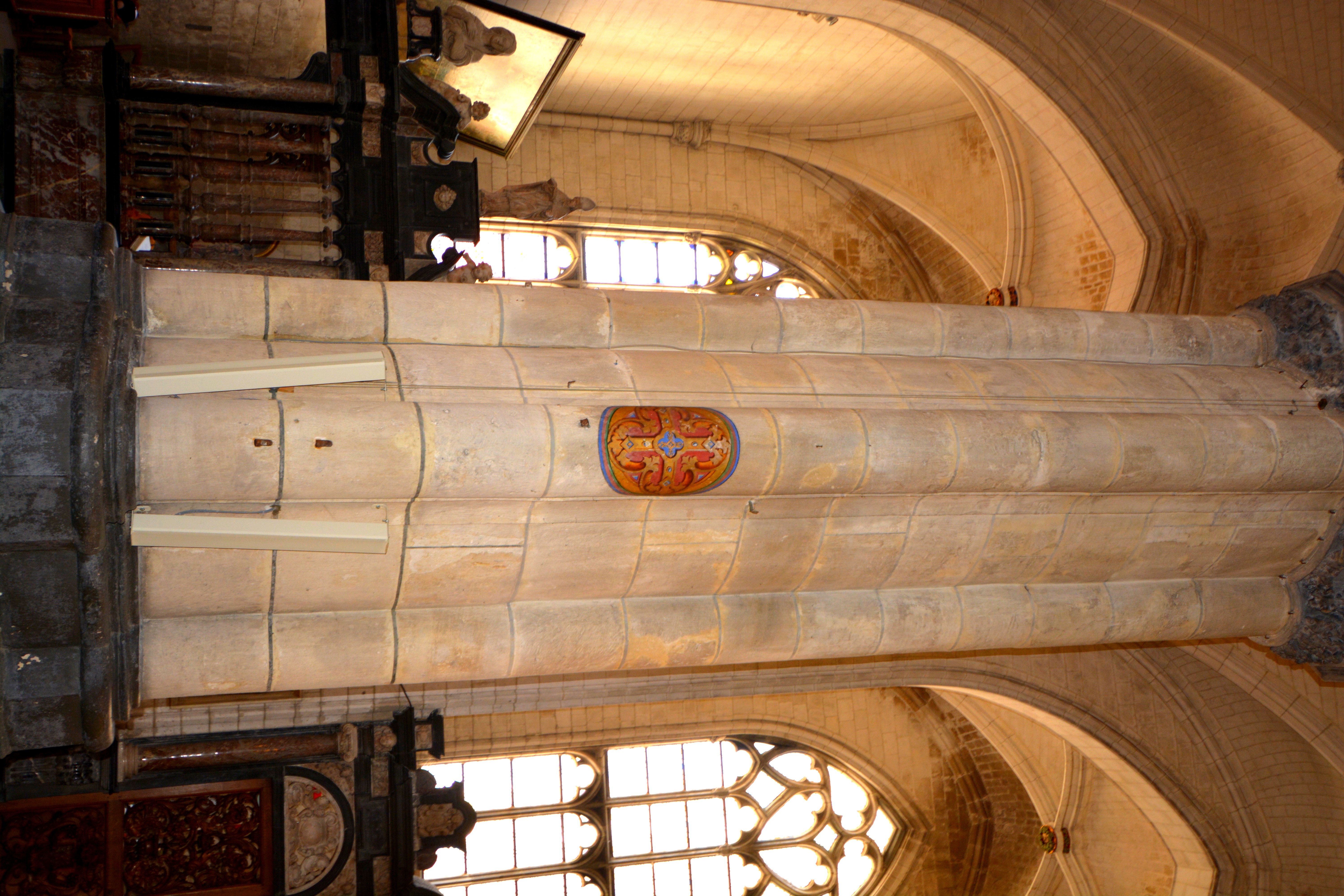 Vous remarquerez que les 12 piliers de la Nef portent une croix peinte, ce sont des croix de consécration, qui datent du 11 Mars 1561