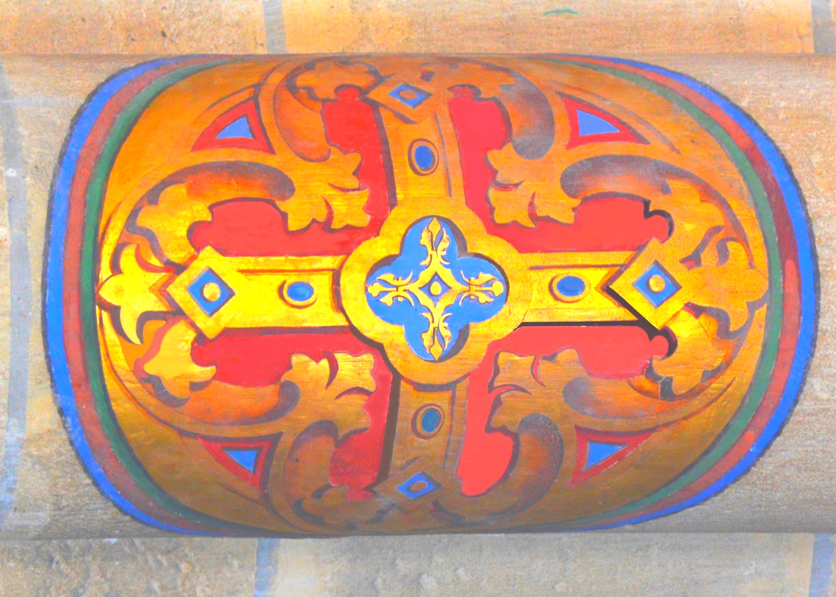 Vous remarquerez que les 12 piliers de la Nef portent une croix peinte, ce sont des croix de consécration, qui datent du 11 Mars 1561