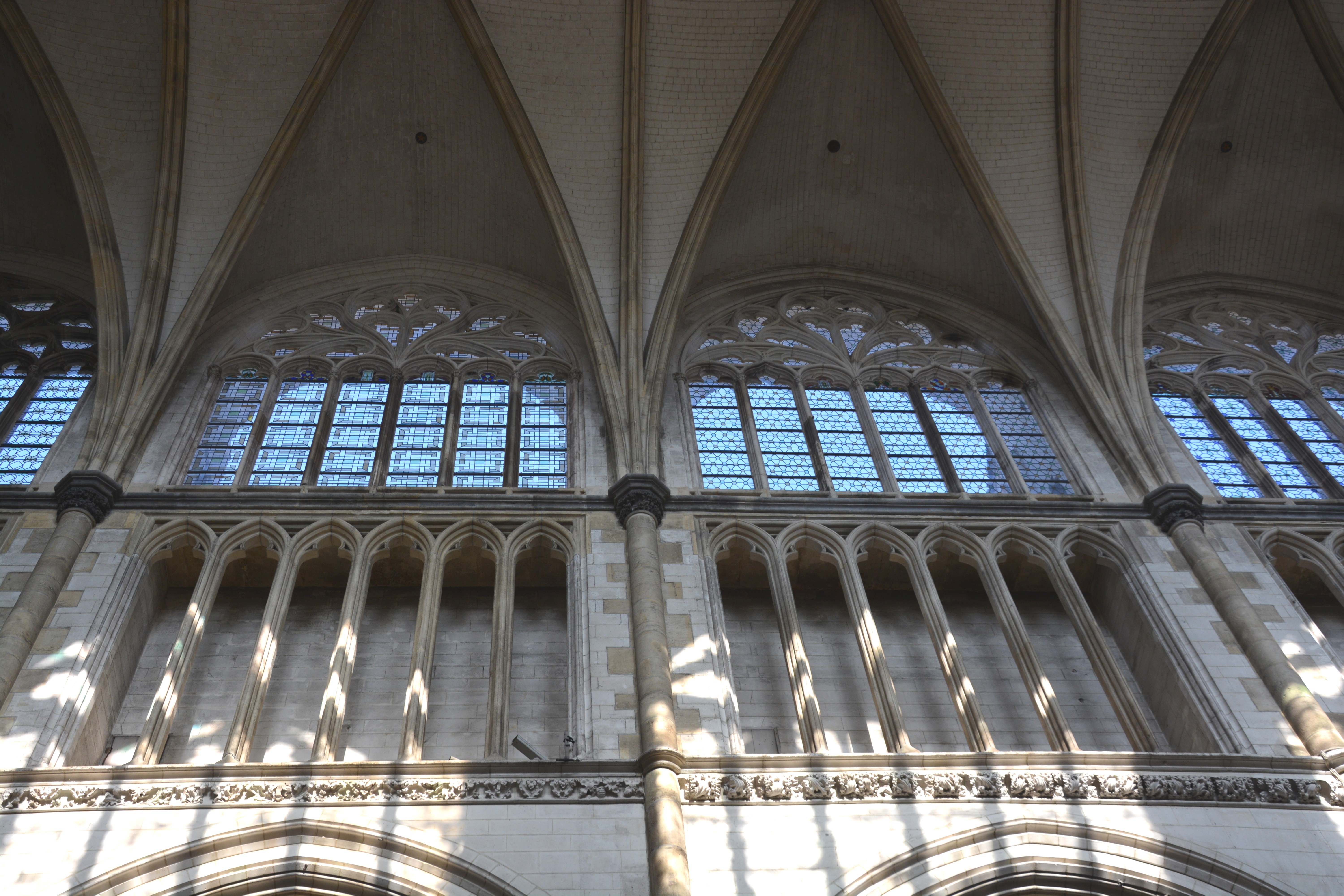 Cathédrale de Saint-Omer | nef côté nord  vitraux hauts non personnalisés