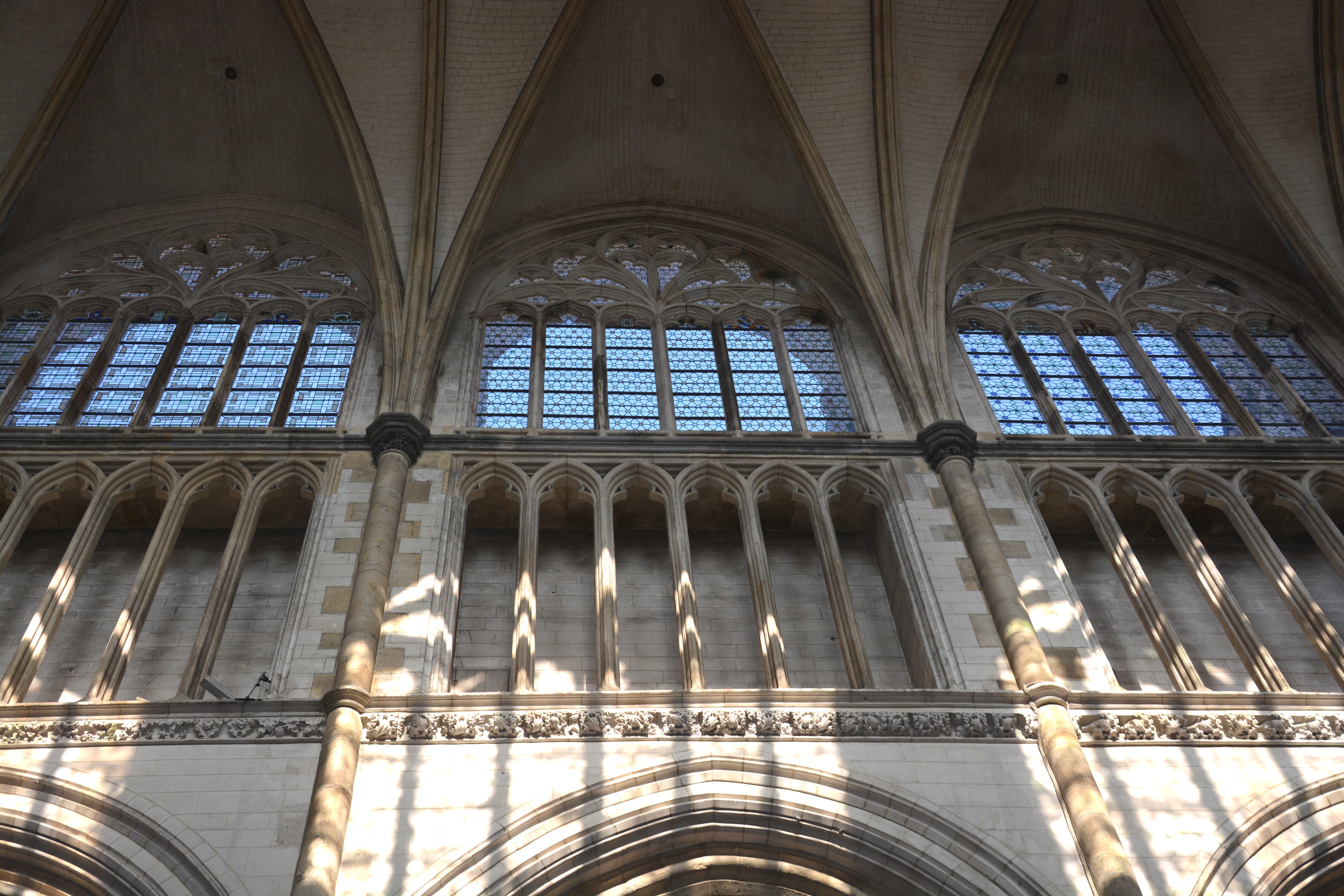 Cathédrale de Saint-Omer | nef côté nord  vitraux hauts non personnalisés