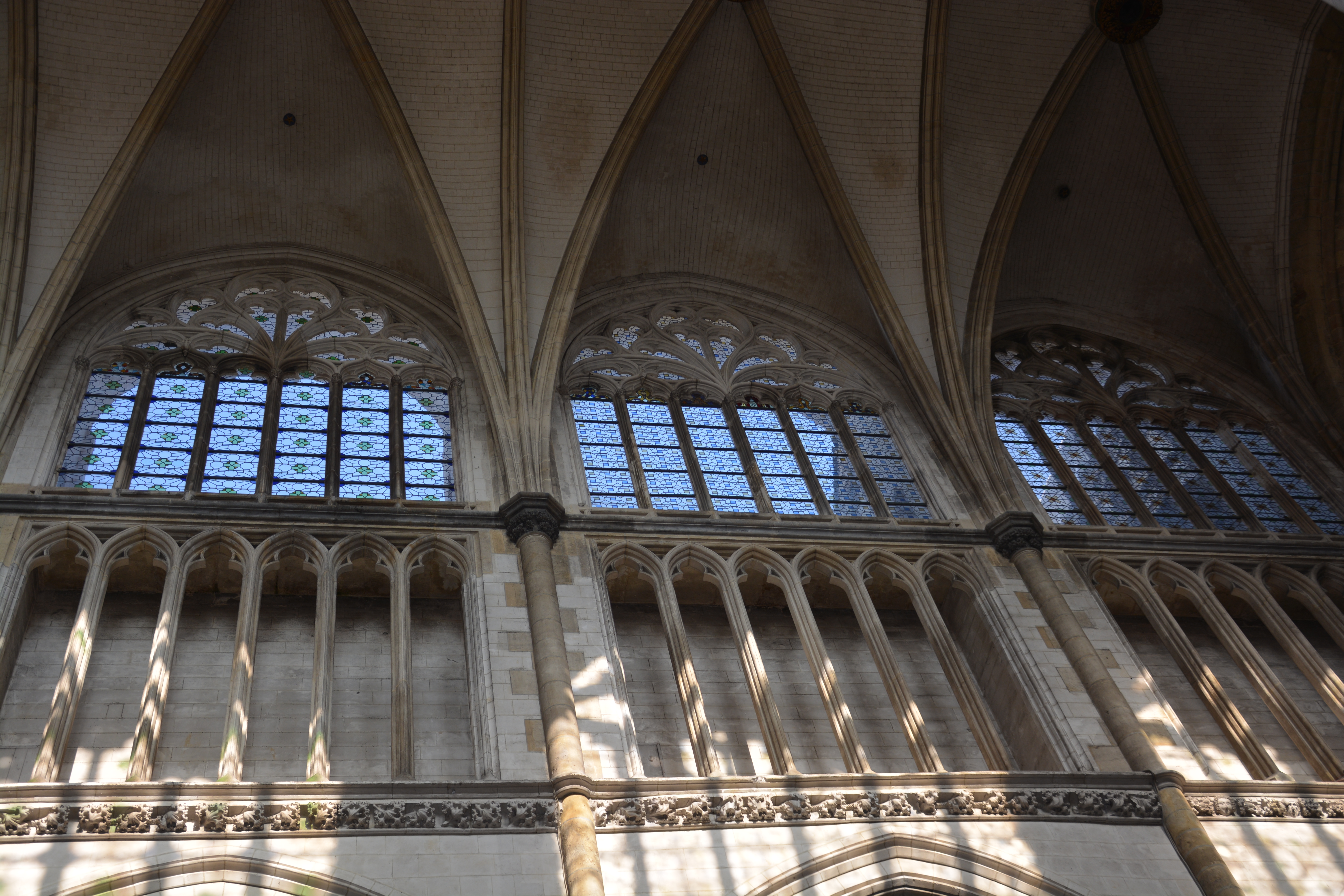 Cathédrale de Saint-Omer | nef côté nord  vitraux hauts non personnalisés