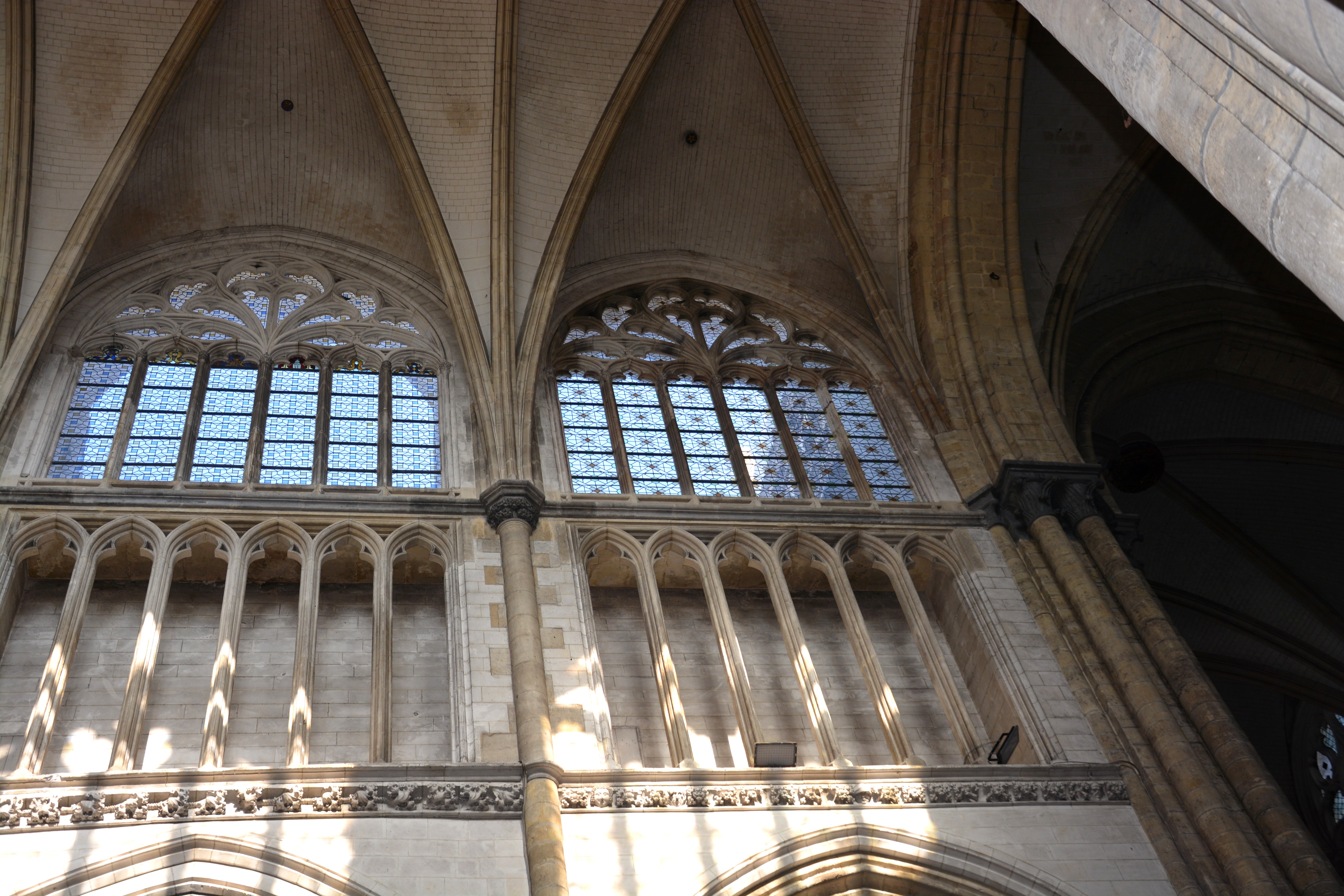 Cathédrale de Saint-Omer | nef côté nord  vitraux hauts non personnalisés