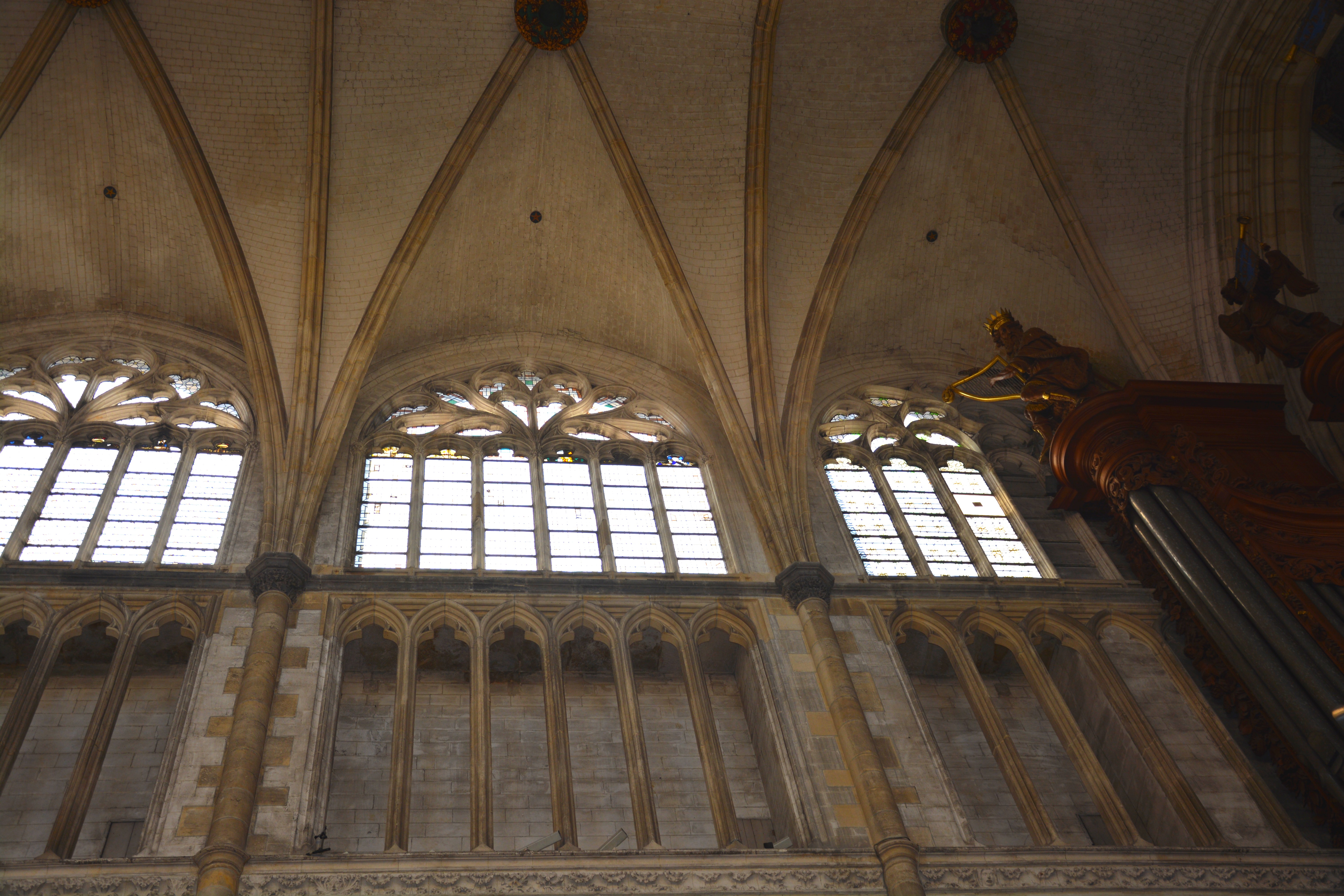 Cathédrale de Saint-Omer | nef côté sud  vitraux hauts non personnalisés