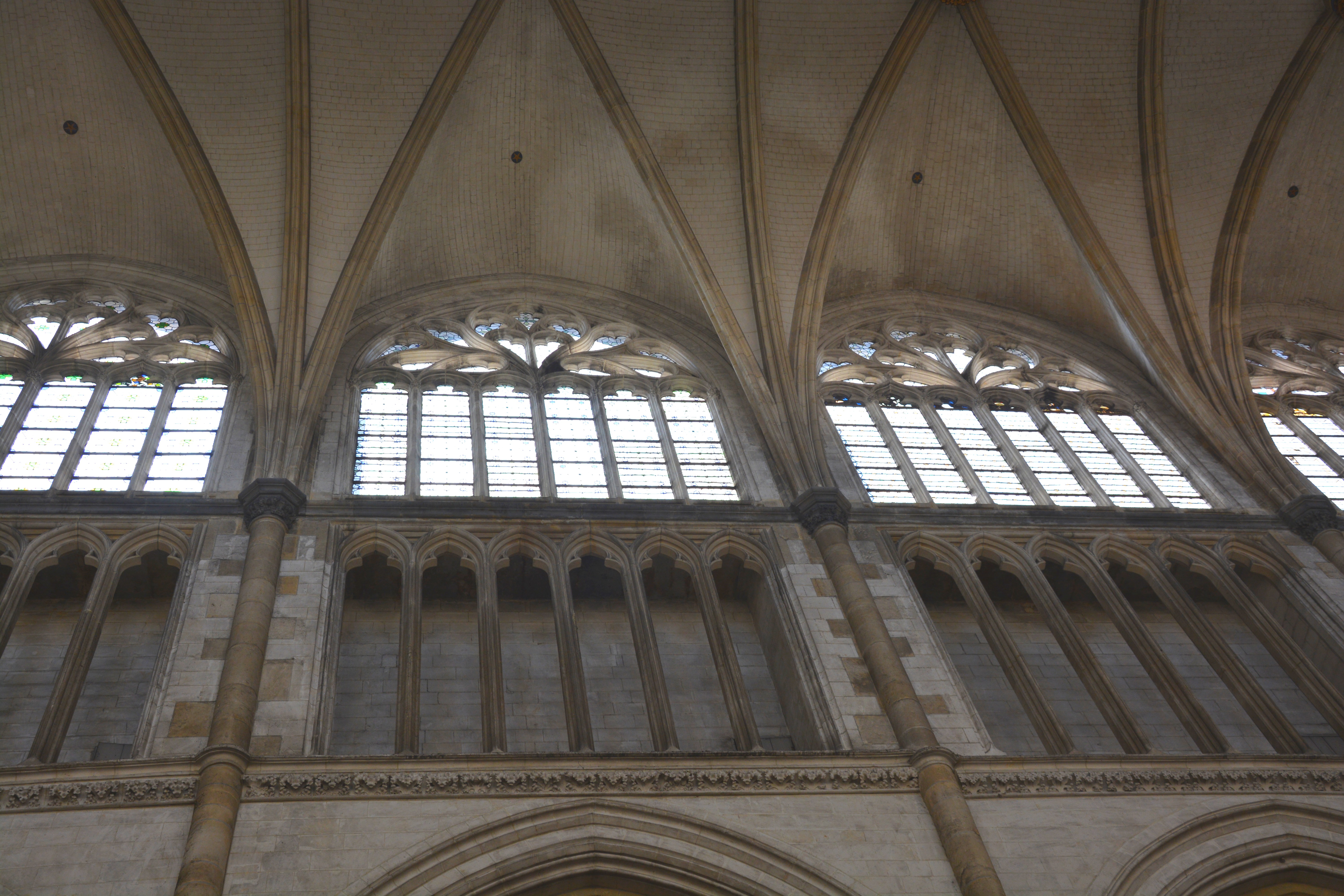 Cathédrale de Saint-Omer | nef côté sud  vitraux hauts non personnalisés