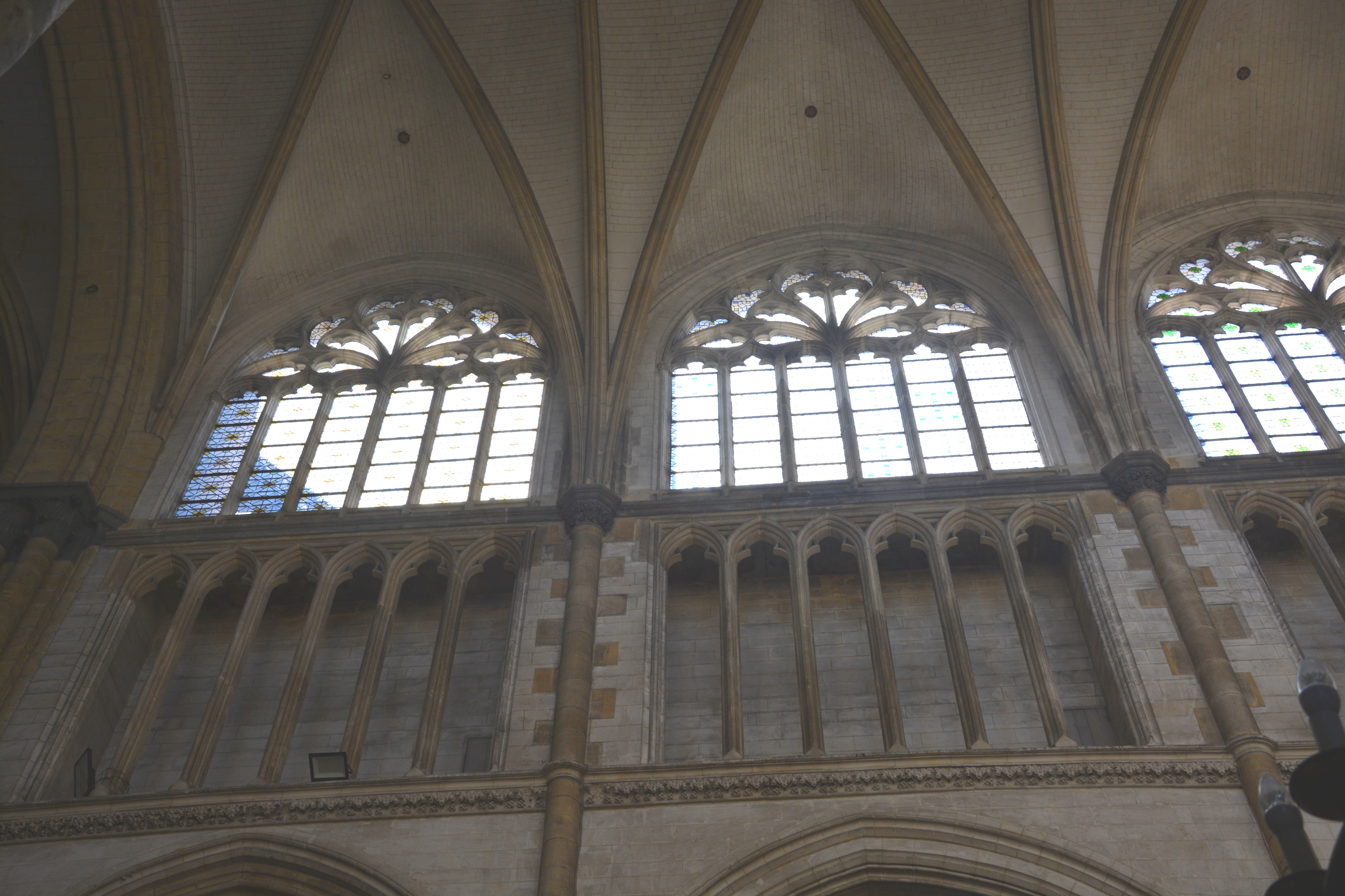 Cathédrale de Saint-Omer | nef côté sud  vitraux hauts non personnalisés