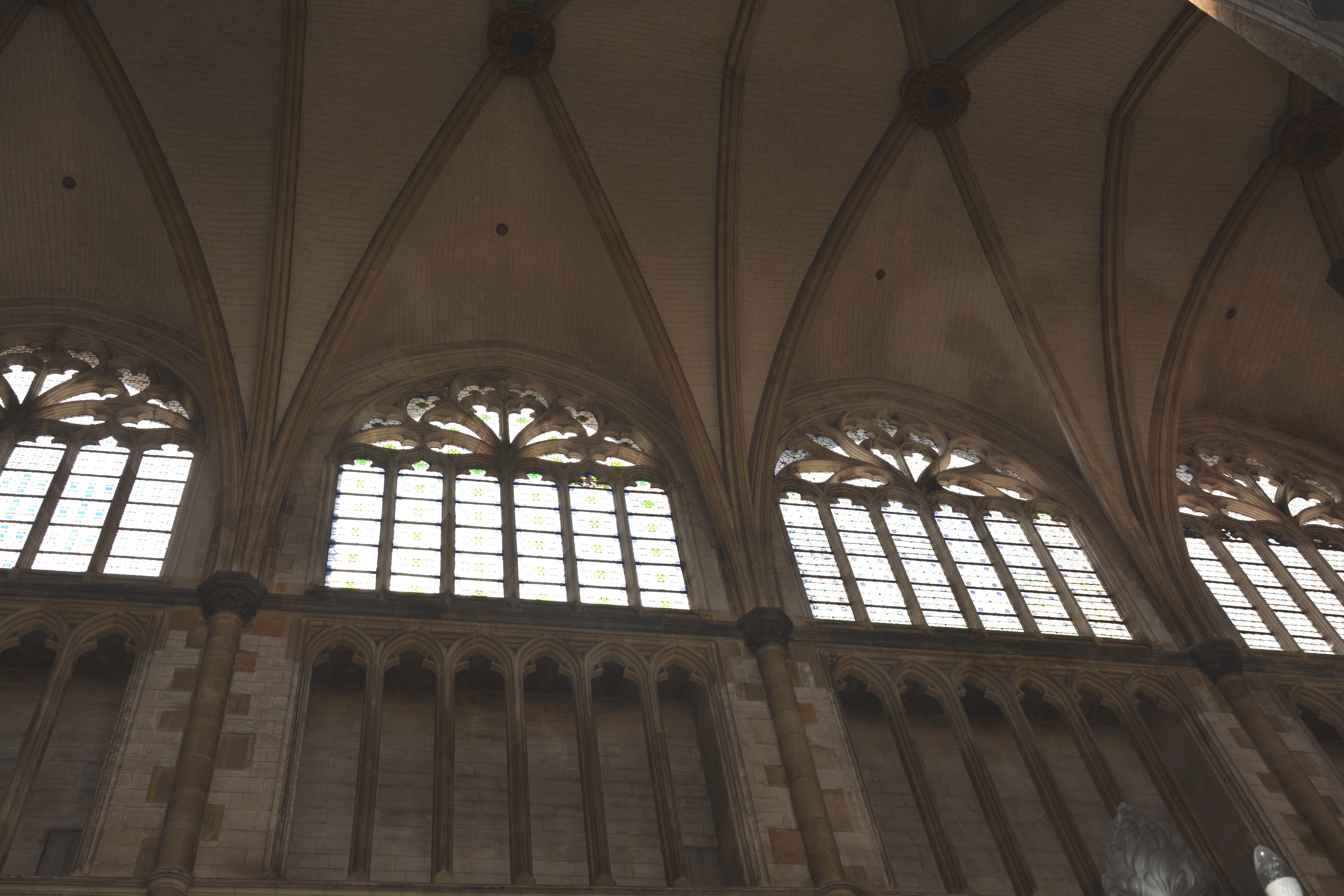 Cathédrale de Saint-Omer | nef côté sud  vitraux hauts non personnalisés